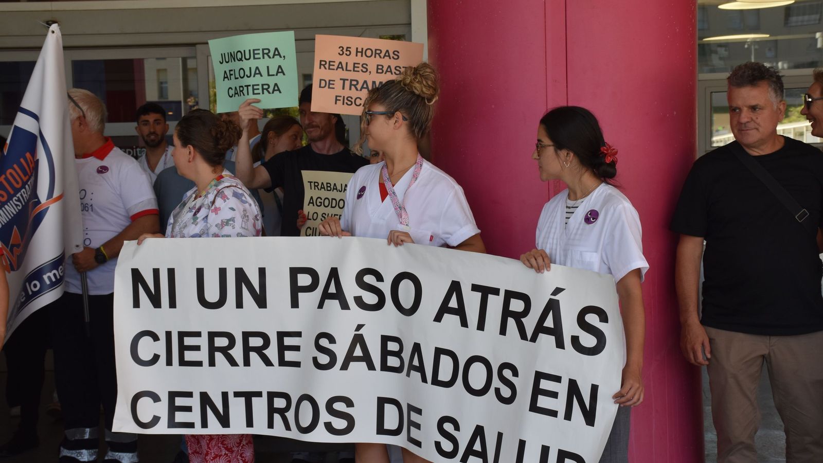 Sanitarias del HUCE sostienen un cartel contra el cierre de los centros de salud los sábados por la mañana durante laoncentración celebrada en el hospital contra la aplicación de INGESA de la jornada de 35 horas