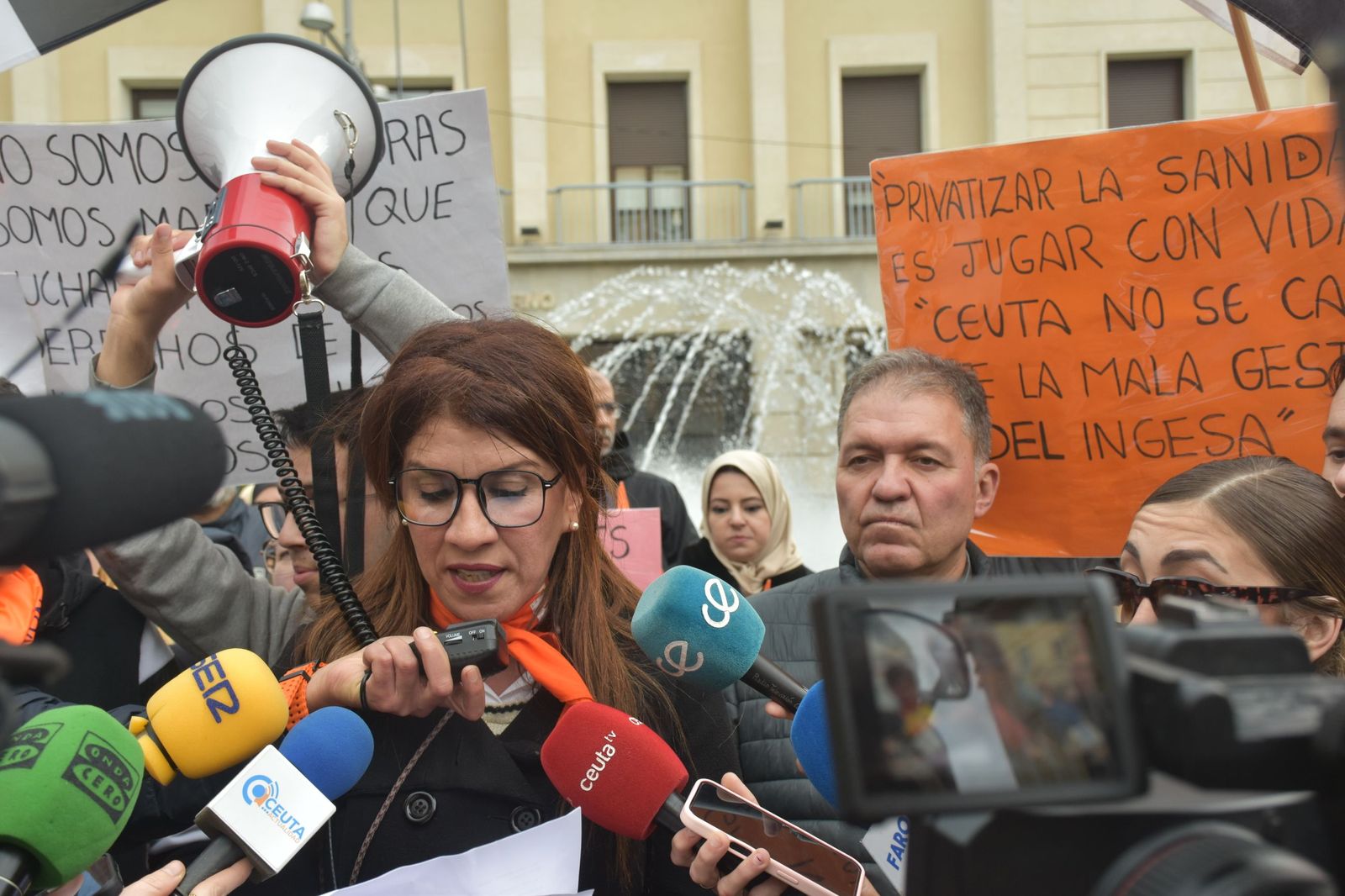Holaya Abdel-lah lee el manifiesto de las protestas por la sanidad pública celebradas este miércoles