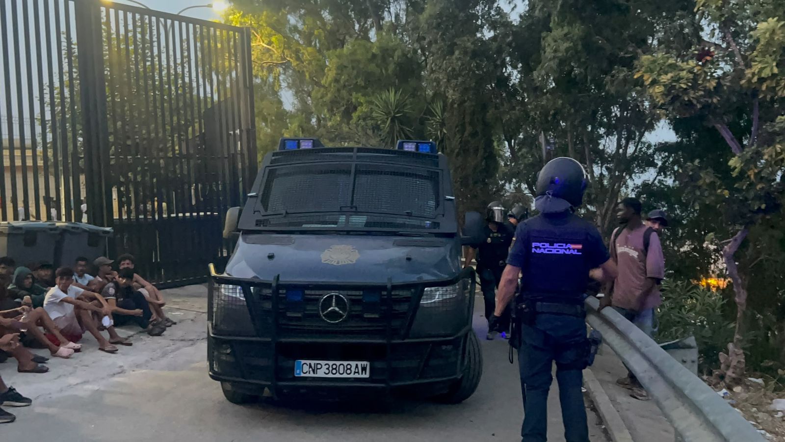 Efectivos de la Policía Nacional, este viernes en el CETI para controlar una entrada forzosa