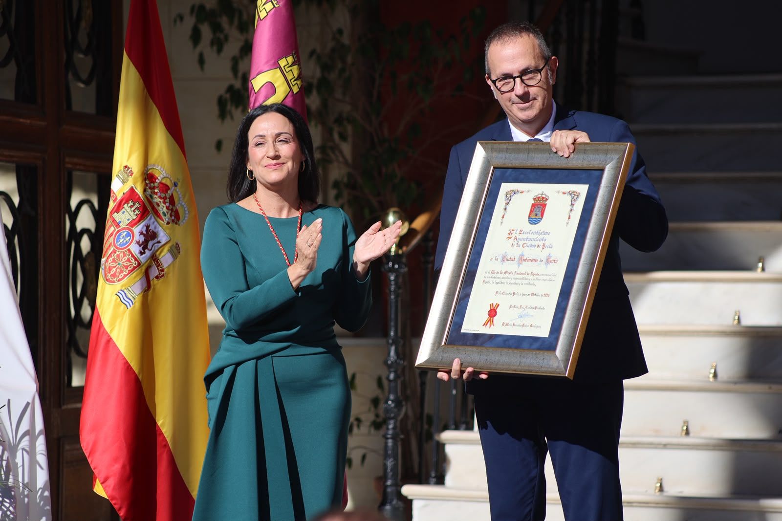 Momento del acto de entrega de la distinción