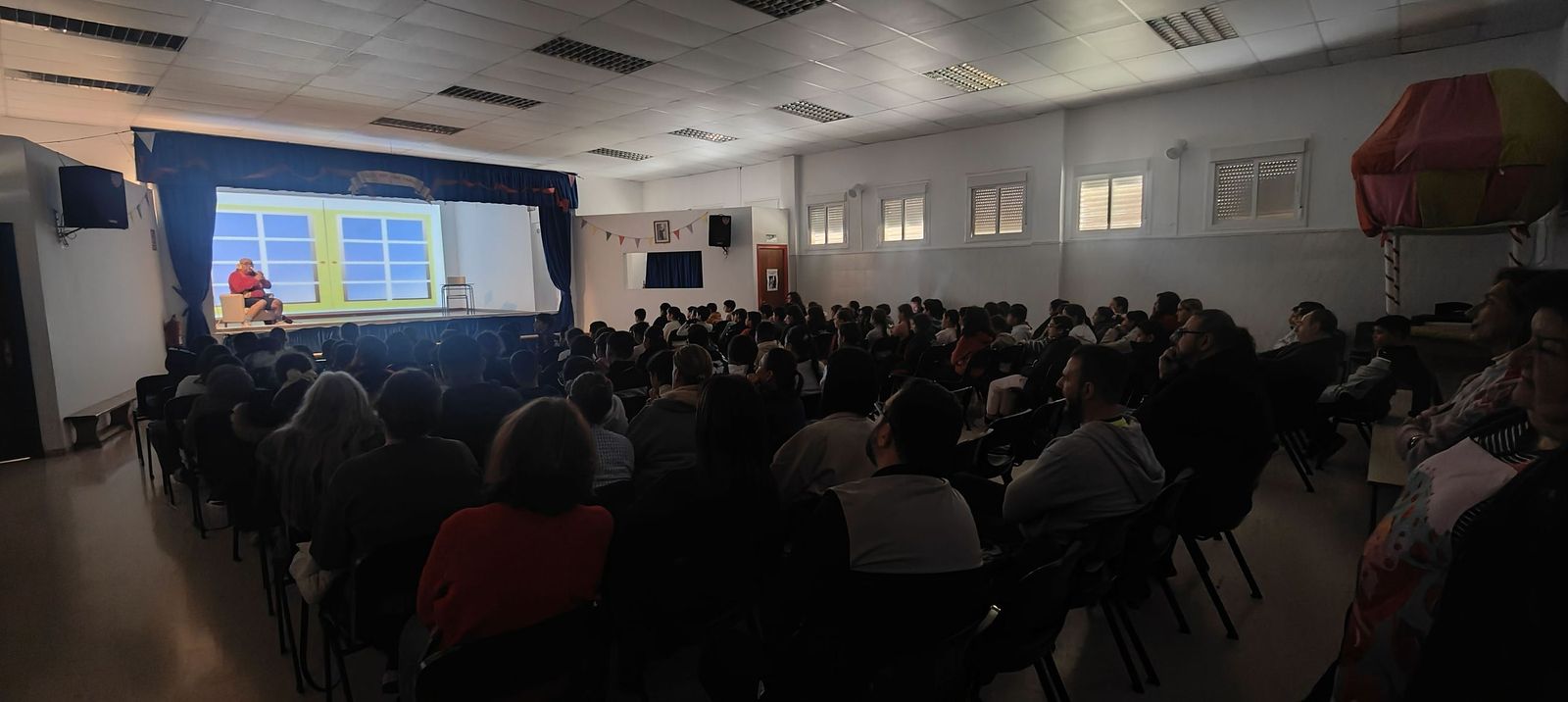 El CEIP Rey Juan Carlos I disfruta con una obra de teatro contra el Bullying en el Día de la Paz