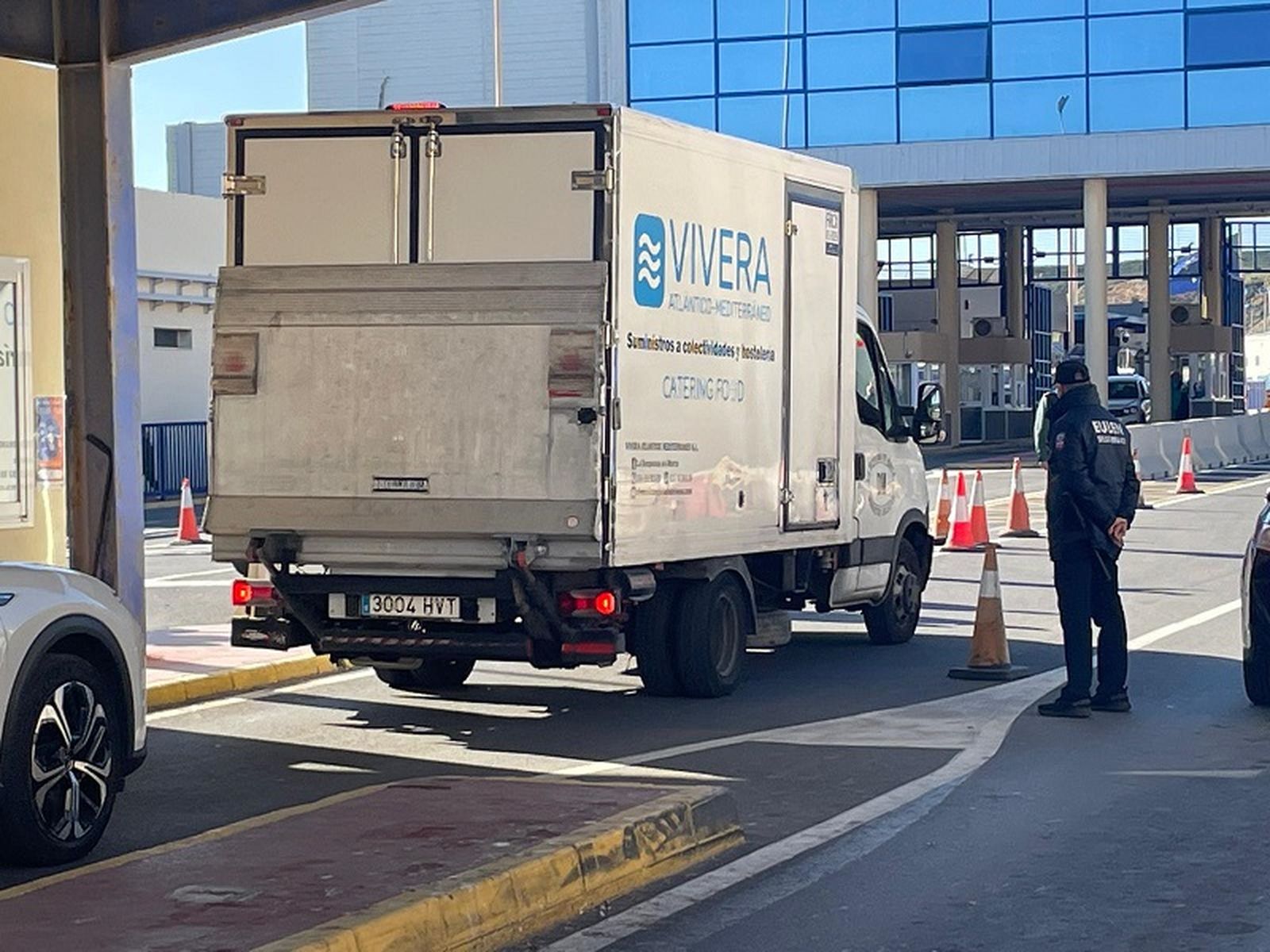 El camión cruzando a Marruecos este jueves. / FOTO REDUAN