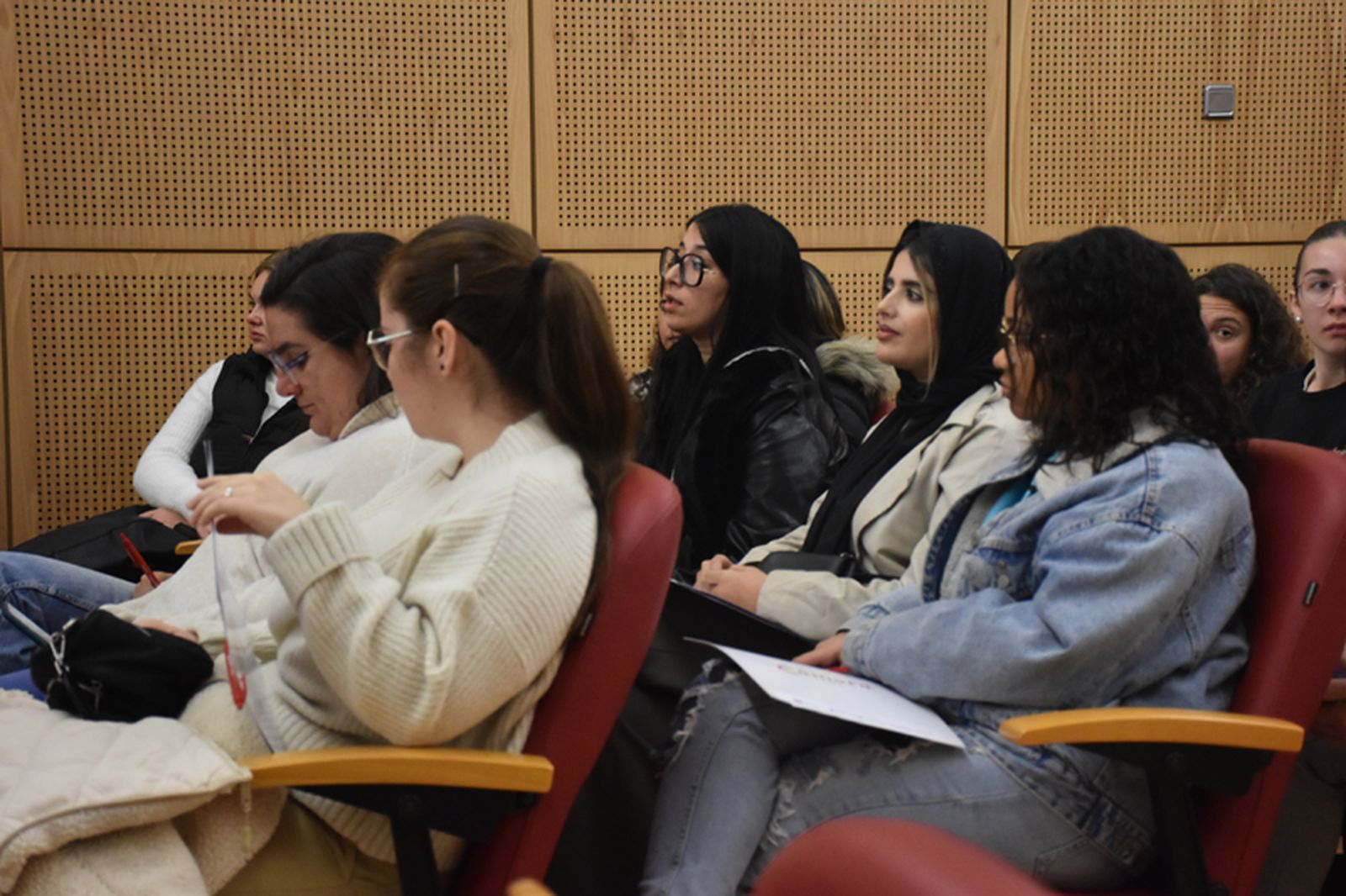 Varias mujeres, una de ellas con hiyab, en una aula de Ceuta. / FOTO G.S.