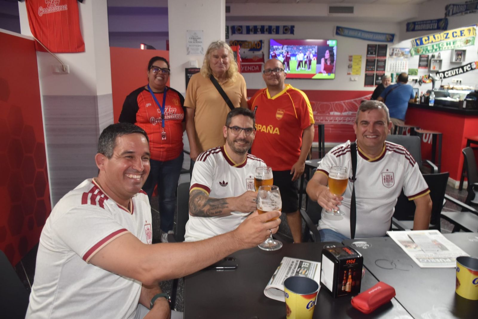 Ceuta se vuelca con España y pinta de rojo y amarillo La Ribera