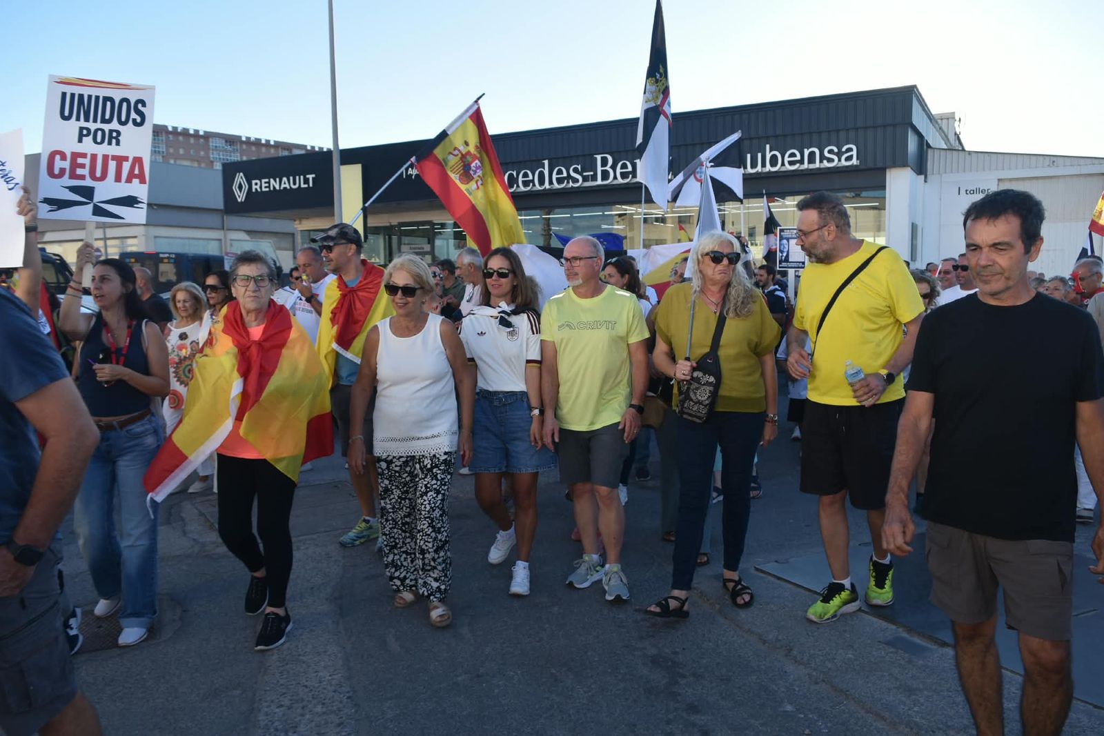 Los trabajadores del Puerto de Ceuta muestran su rechazo al asentamiento migrante