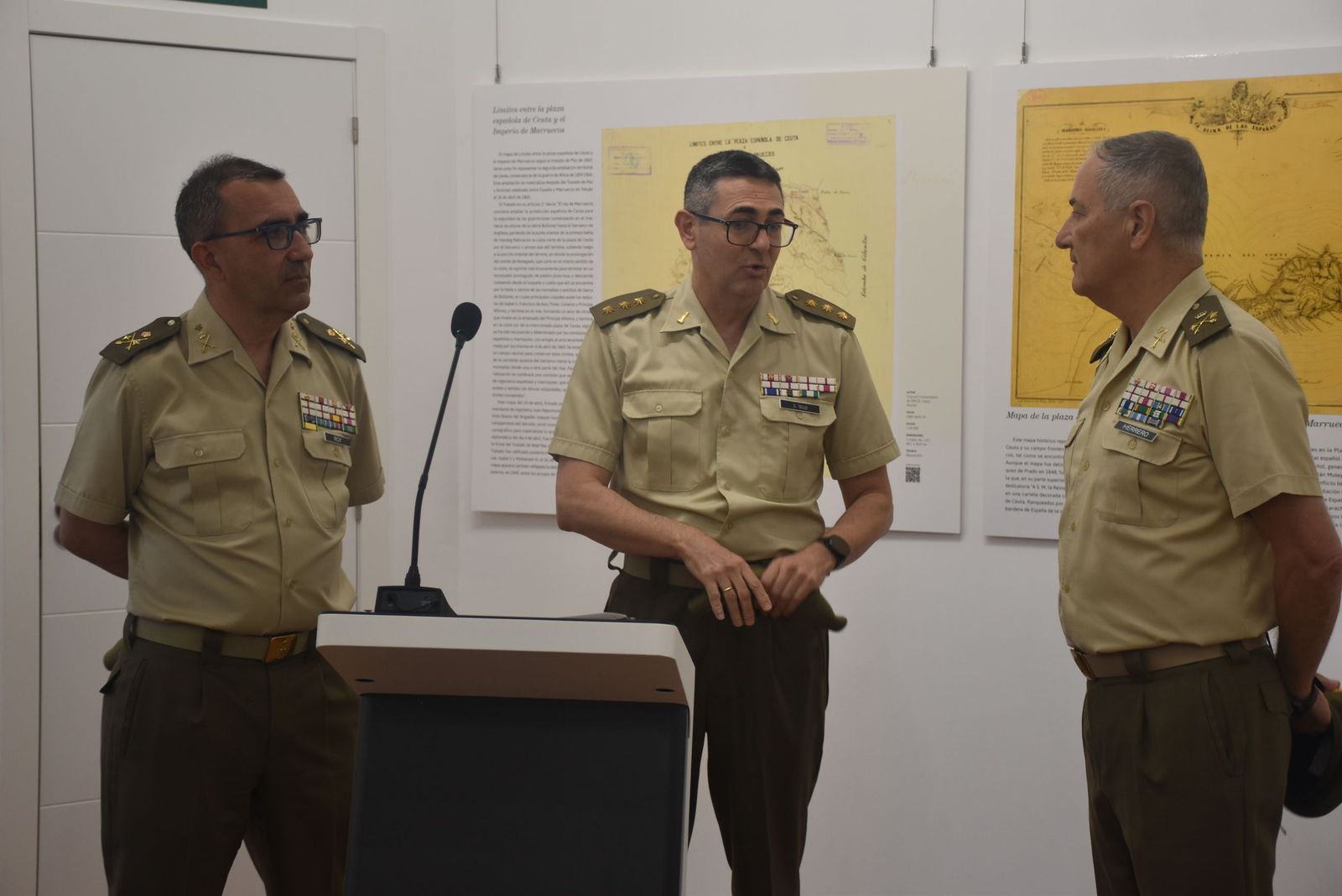 El Comandante General de Ceuta, Luis Fernández junto a otros militares en la exposición