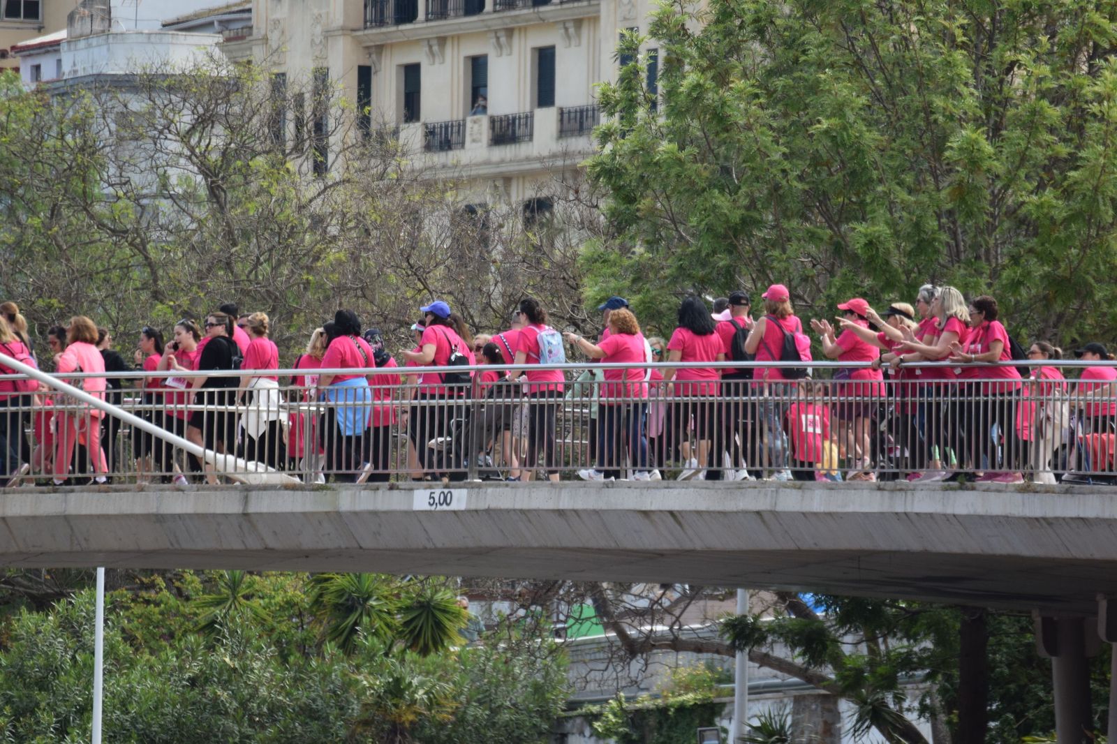 Ceuta se viste de rosa para abrazarse a la vida