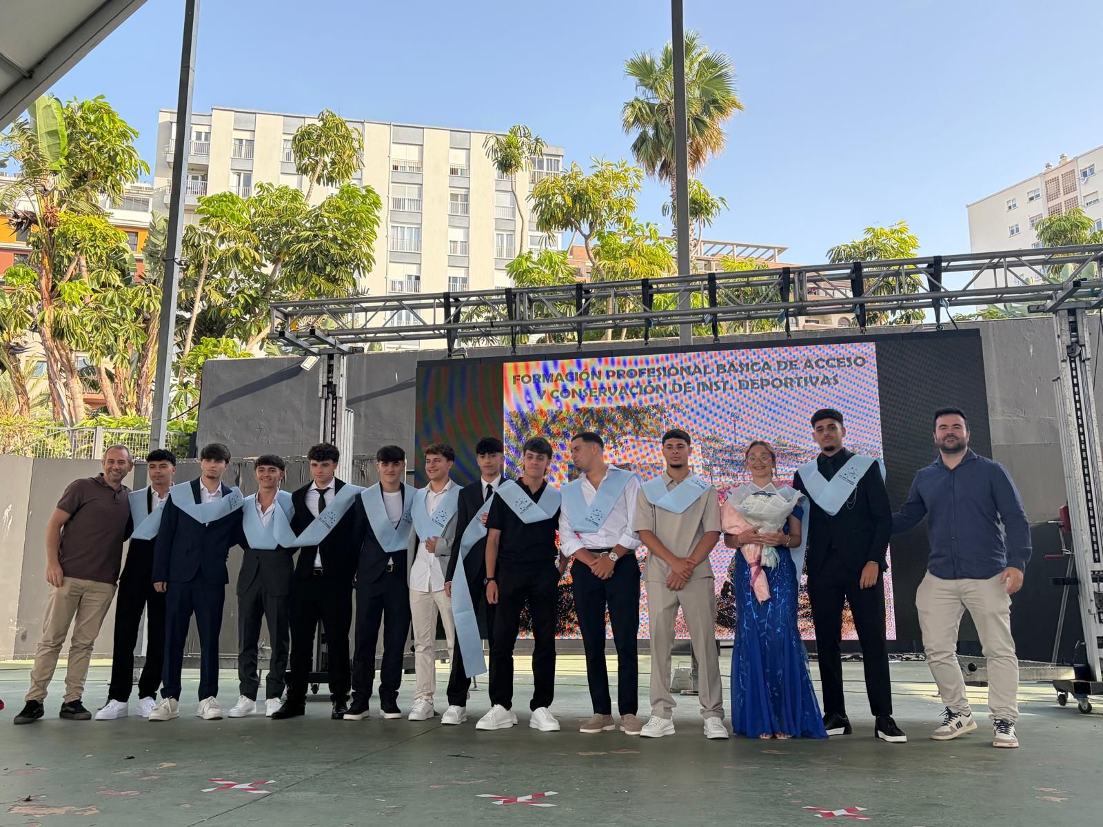 Multitudinaria graduación del Clara Campoamor en el Auditorio de la Marina