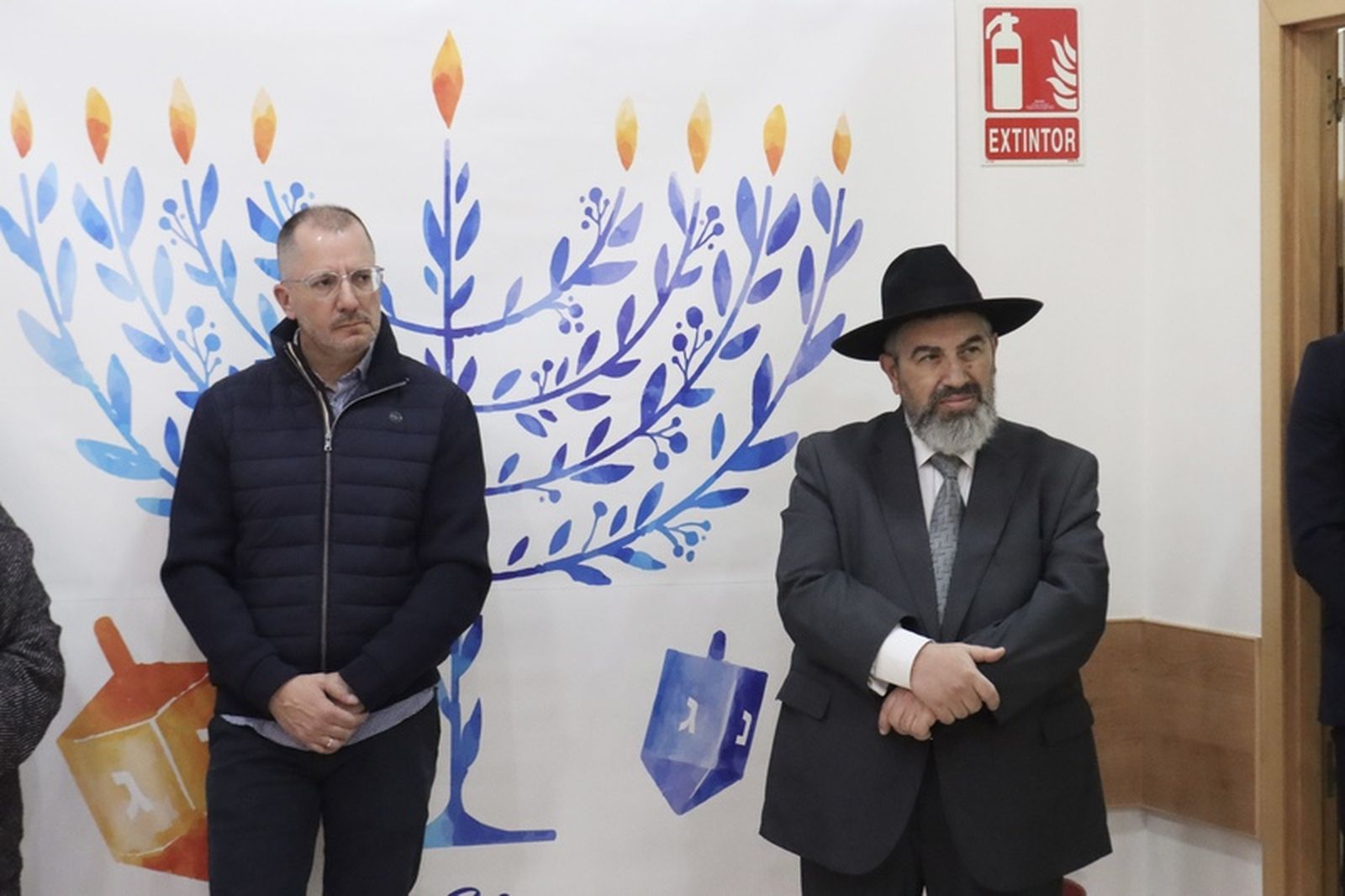 El alumbrado especial anuncia el inicio de la fiesta de las luces judía