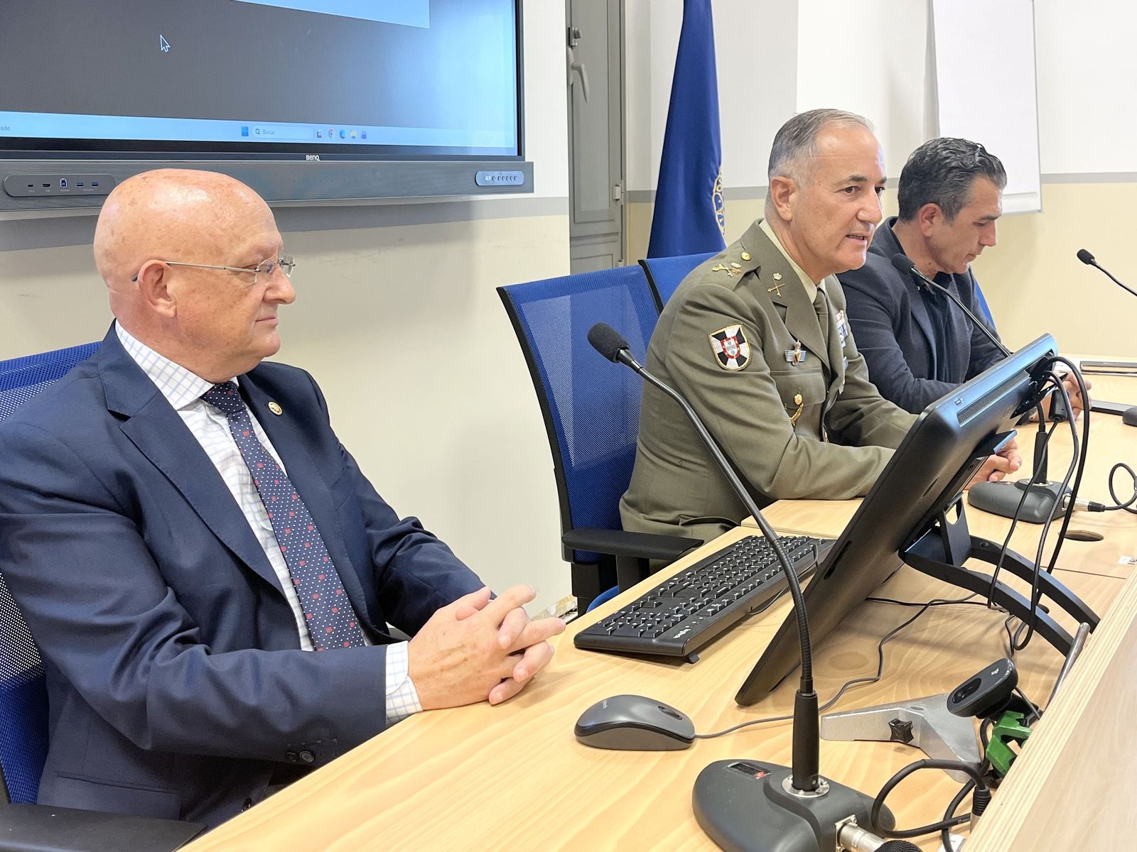 El comandante general, Fernández Herrero, entre Enrique Ávila -coordinador de las jornadas- y Carlos Rontomé, rector de la UNED
