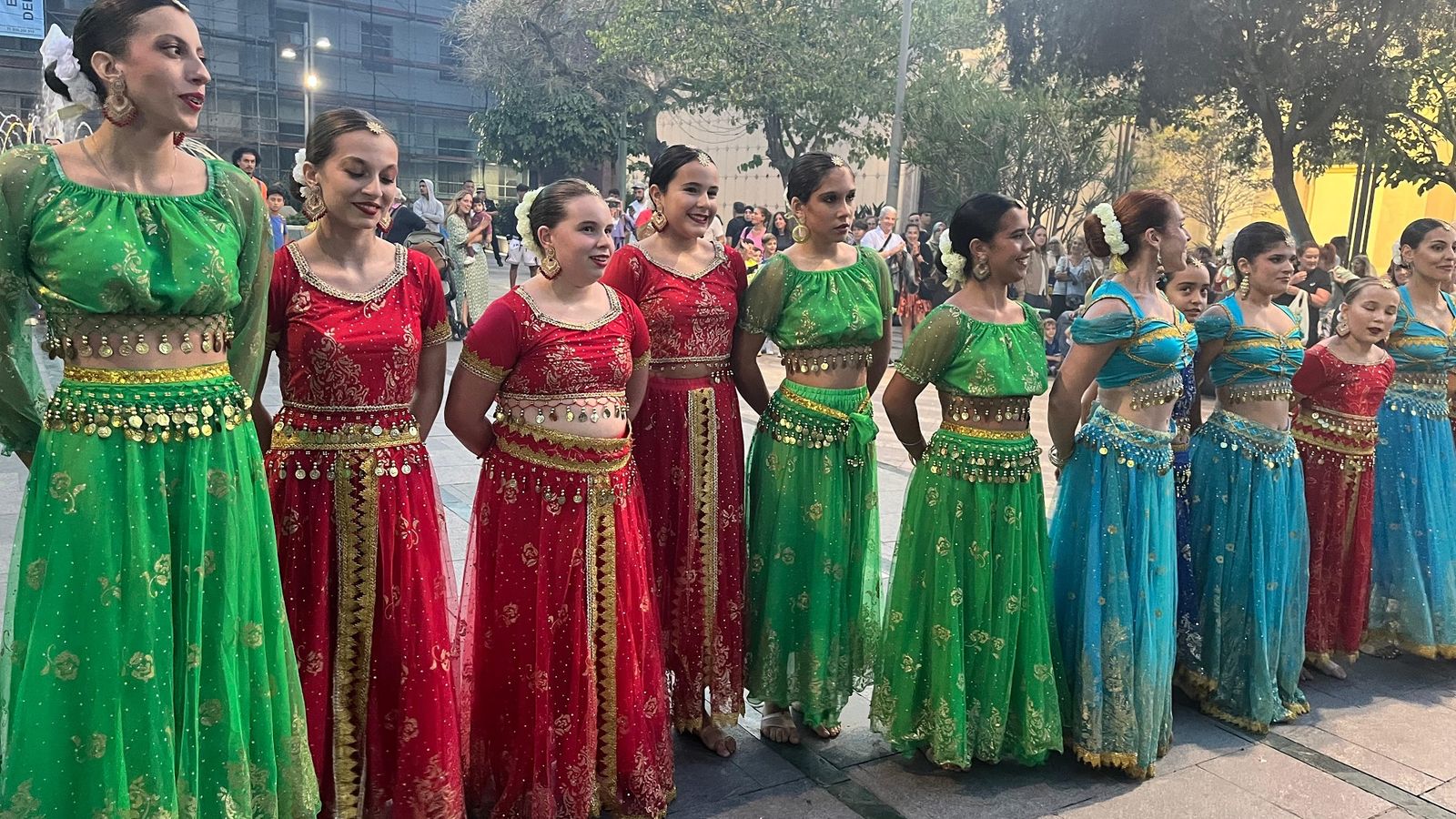 La comunidad hindú celebra la fiesta de la luz con un nuevo alumbrado y danzas tradicionales