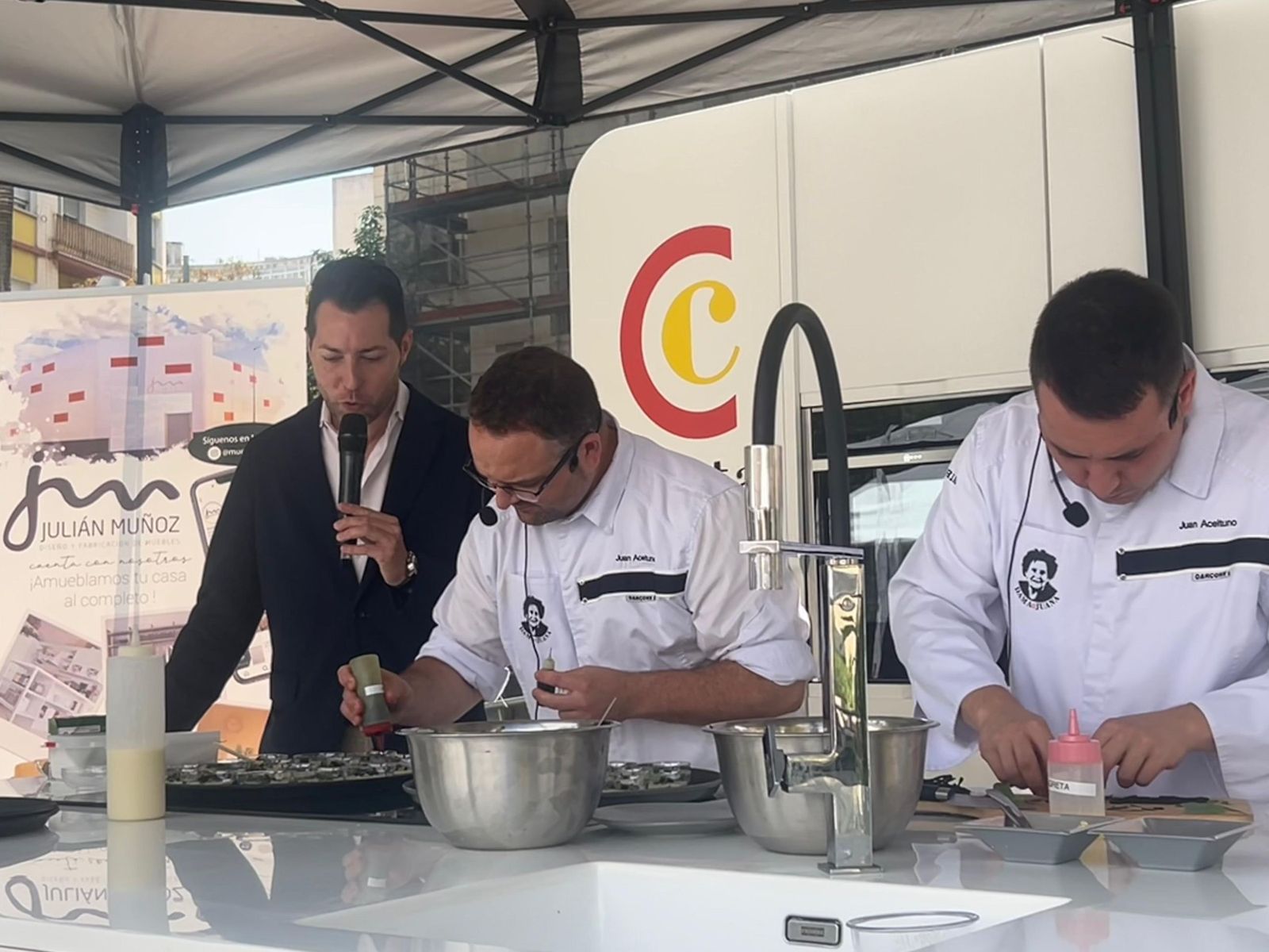 Juan Aceituno y Álvaro Jiménez cocinando por la III Semana Gastronómica y Sostenible de Ceuta