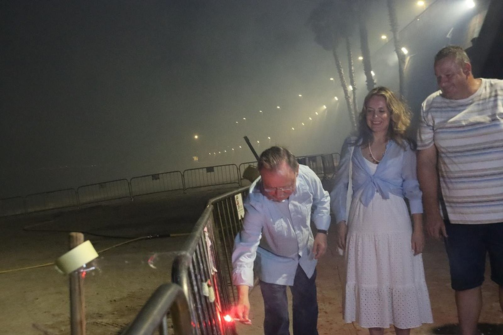 Los ceutíes piden “salud”, “amor” y “un trabajo digno” al fuego de la Noche de San Juan. / FOTO REDUAN Los ceutíes piden “salud”, “amor” y “un trabajo digno” al fuego de la Noche de San Juan. / FOTO REDUAN