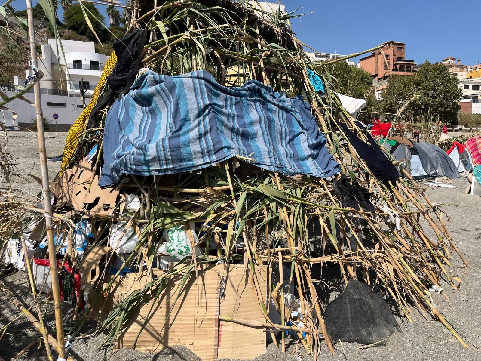 La Playa del Trampolín se llena de chozas como refugio de los migrantes