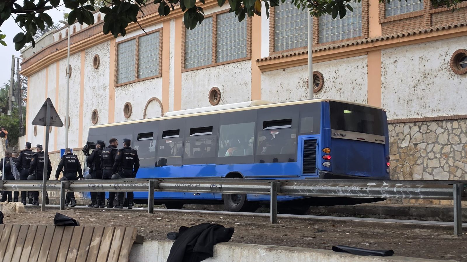 La Policía Nacional escolta los autobuses llenos de migrantes hacia el Tarajal desde el Trampolín