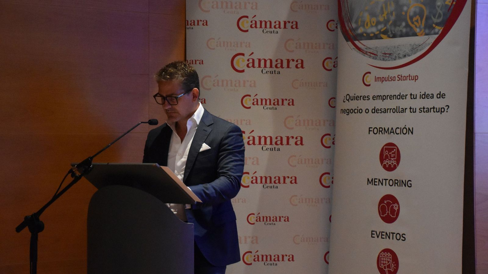El presidente de la Cámara de Ceuta, Karim Bulaix, inaugura el Demo Day, que clausura de la Fase Desgue del programa Impulsa de la Cámara de Comercio