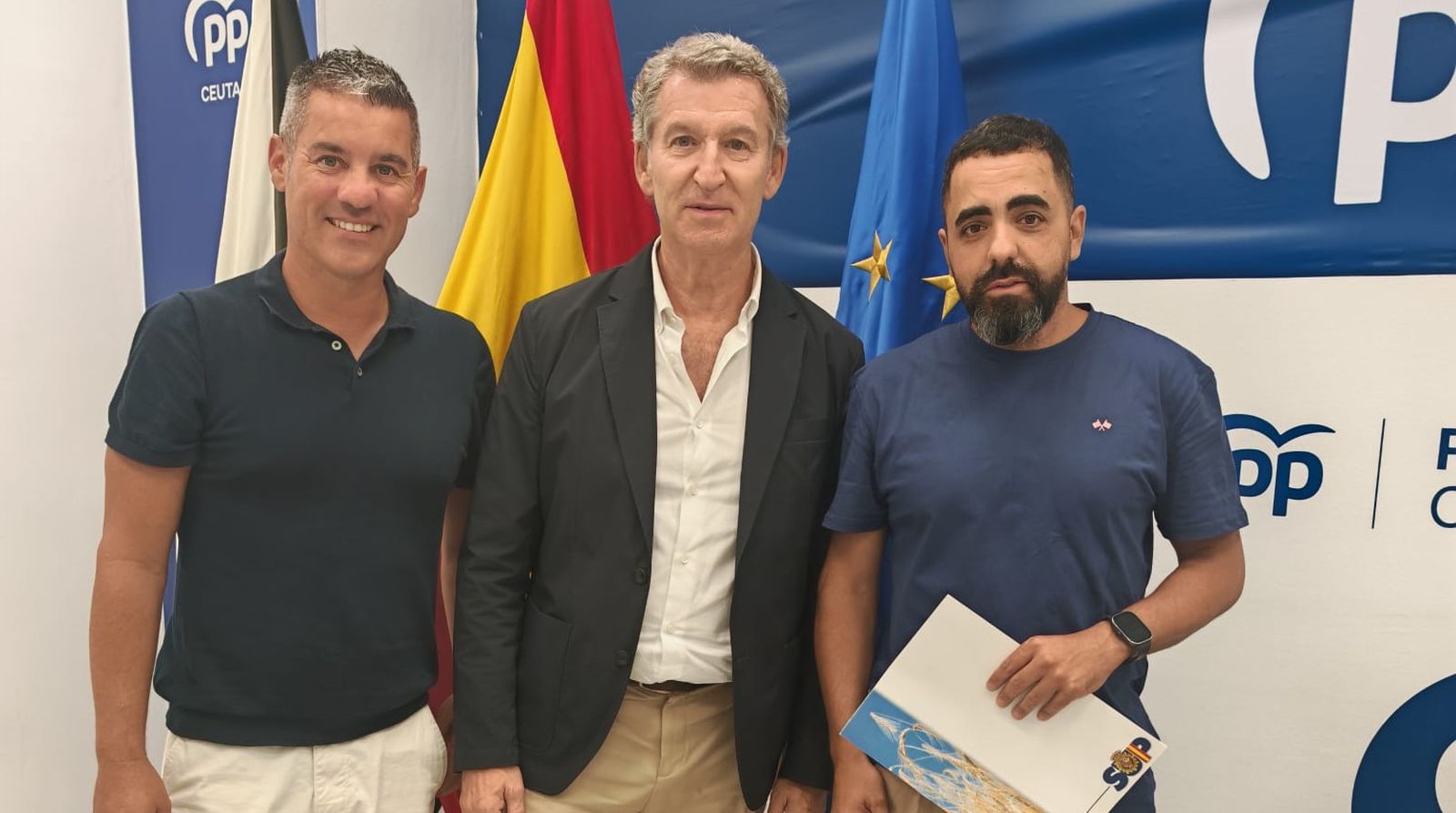 Representantes del SUP en Ceuta durante su  reunión mantenida con el presidente del PP nacional, Alberto Núñez Feijóo, en su visita a Ceuta