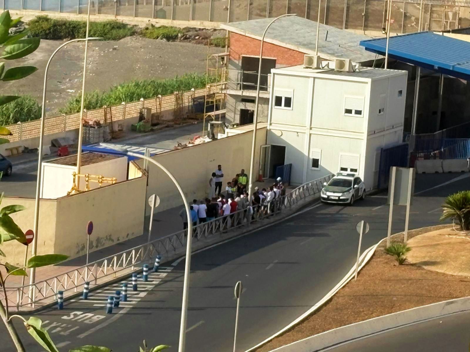 Varios inmigrantes ante la Oficina de Asilo, en la mañana de este viernes / FOTO: Mota