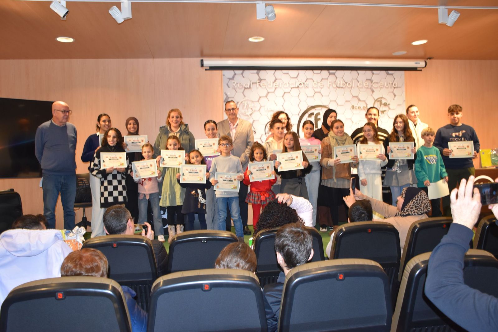 La entrega de premios de la FAMPA por la confección de tarjetas navideñas, en imágenes