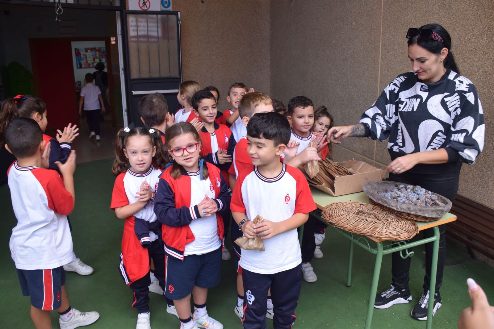FOTOGALERÍA | El Castañero visita el Colegio San Daniel de Ceuta y 'enciende' la tradición de La Mochila