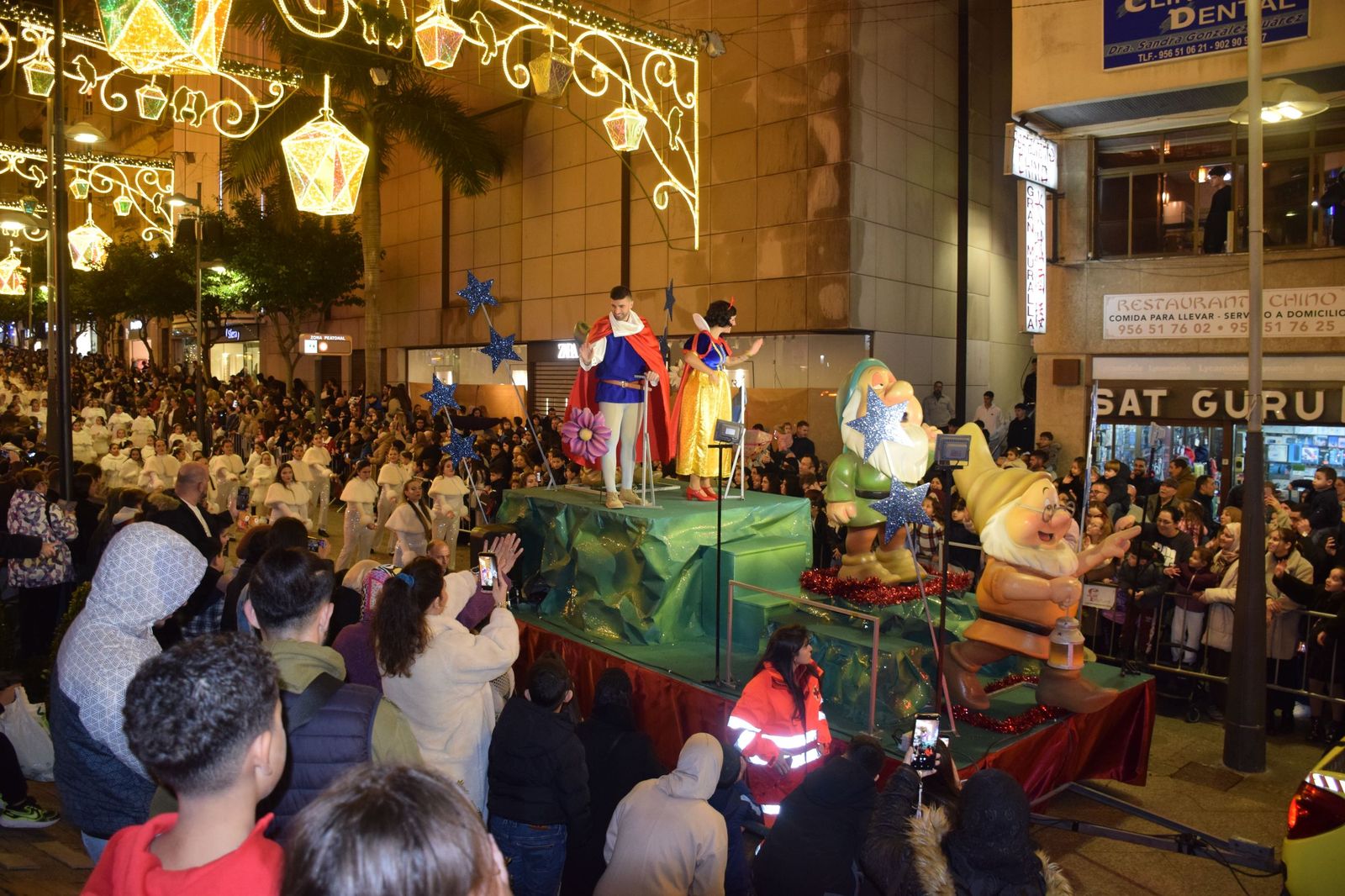 Los ceutíes se emocionan con la llegada de los Reyes Magos