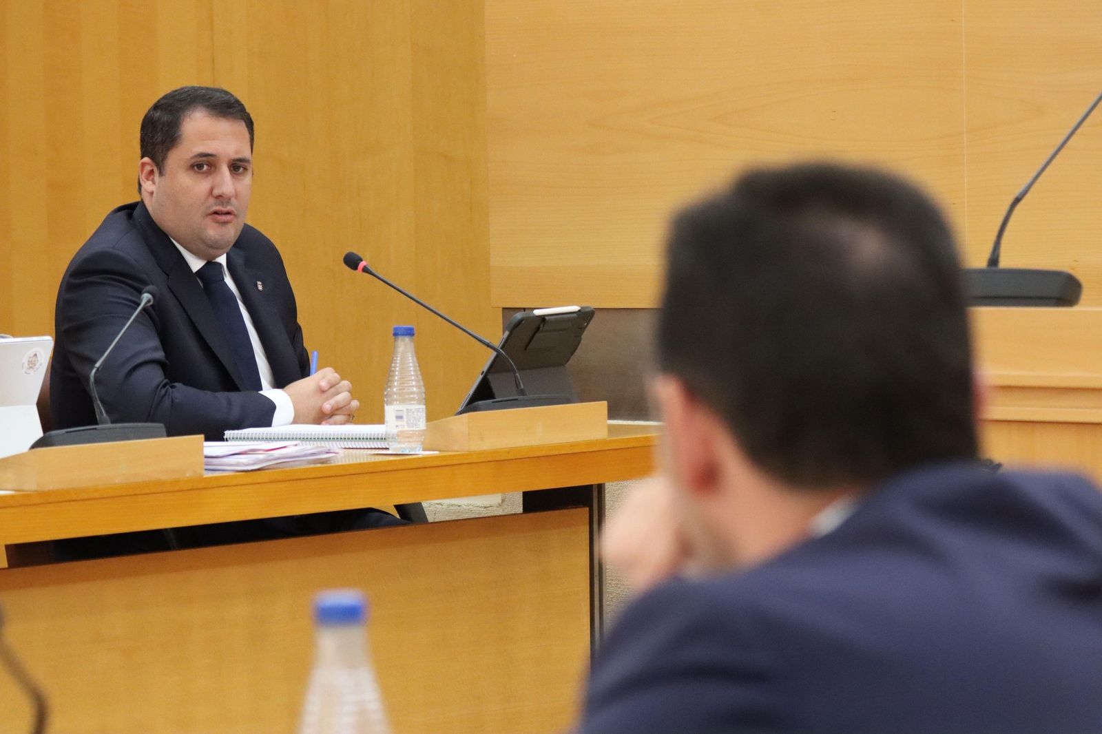 El consejero de Medio Ambiente, Alejandro Ramírez, frente al portavoz de Vox, Juan Sergio Redondo El consejero de Medio Ambiente, Alejandro Ramírez, frente al portavoz de Vox, Juan Sergio Redondo