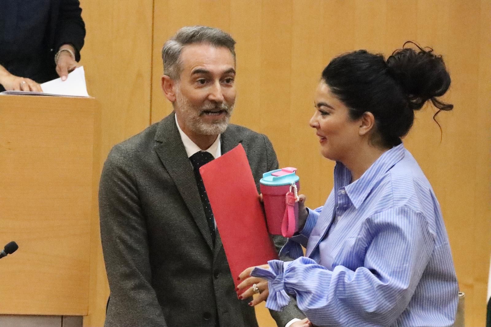 EL portavoz del PSOE, Sebastián Guerrero, junto a su compañera de partido, Hanan