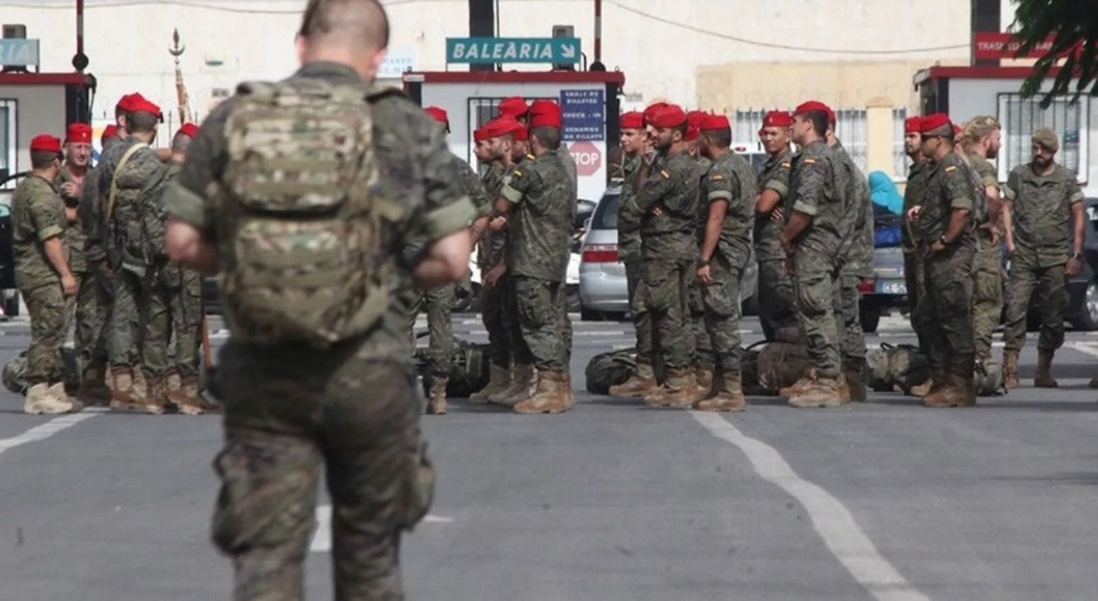 Militares en una zona portuaria esperando para viajar en una foto de archivo