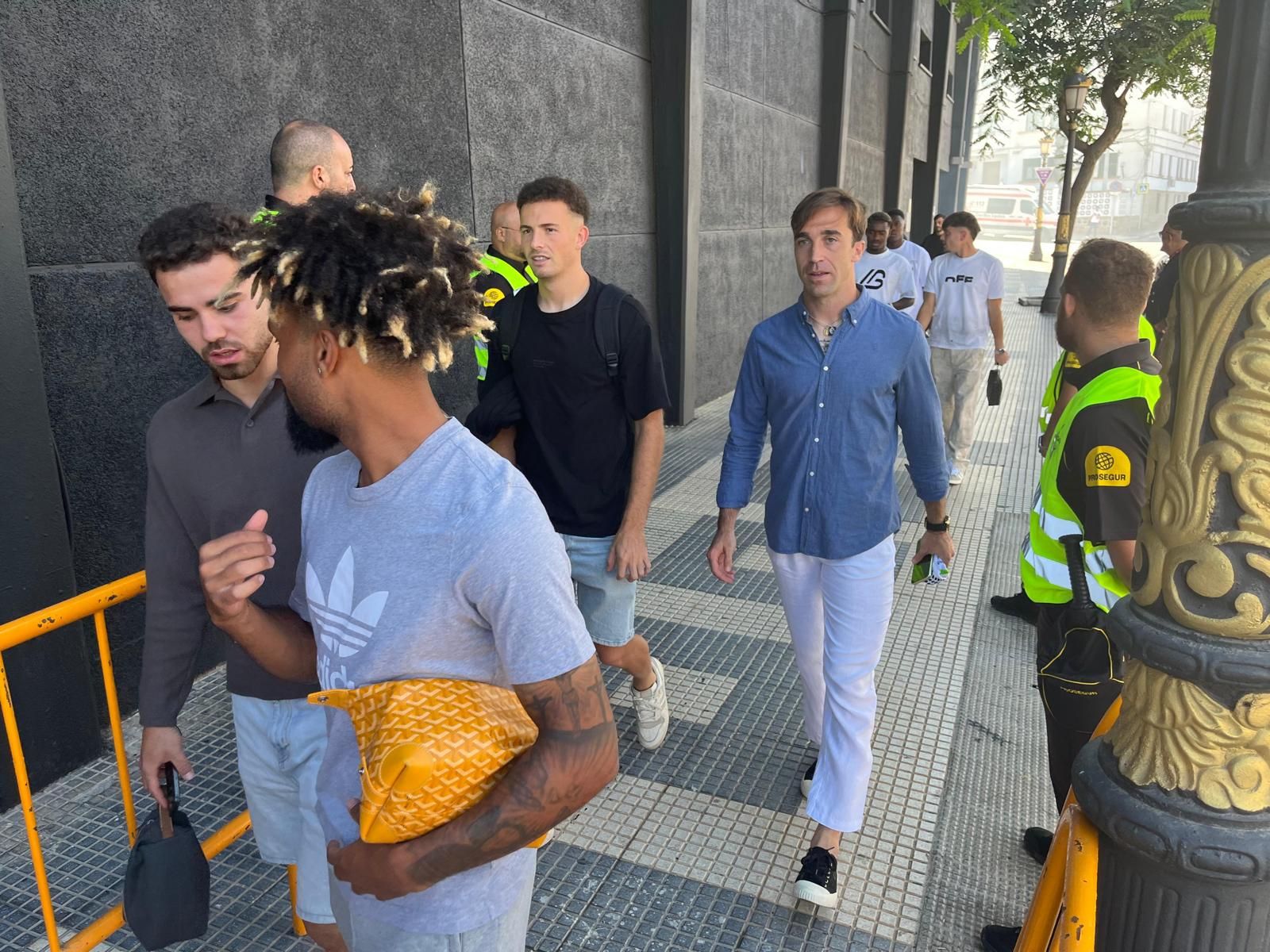 FOTOGALERÍA | Los jugadores de la AD Ceuta llegan Murube para recibir al Mirandés