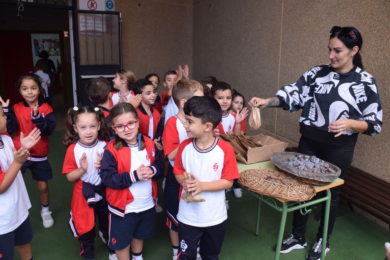 FOTOGALERÍA | El Castañero visita el Colegio San Daniel para 'encender' la tradición de La Mochila