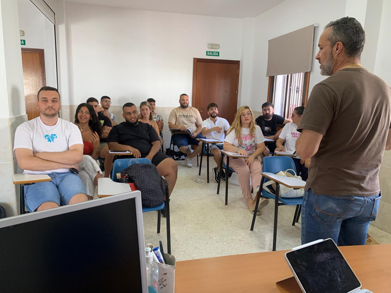Alumnos y uno de los profesores de la Academia Ecos durante el desarrollo de una de sus clases. / FOTO J.I.M. Alumnos y uno de los profesores de la Academia Ecos durante el desarrollo de una de sus clases. / FOTO J.I.M.