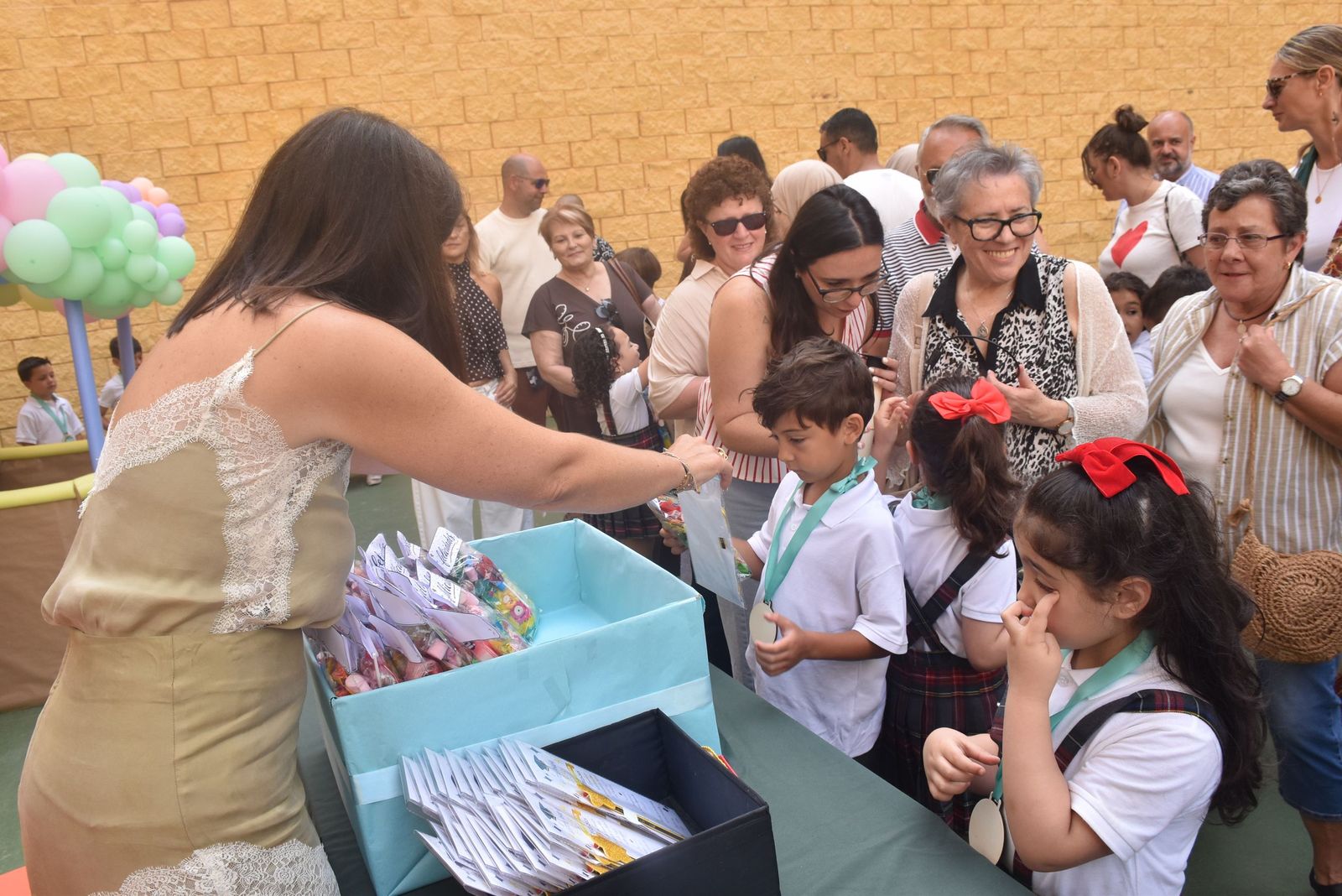 Las lágrimas de orgullo toman el CC Beatriz de Silva en la graduación más especial de sus pequeños