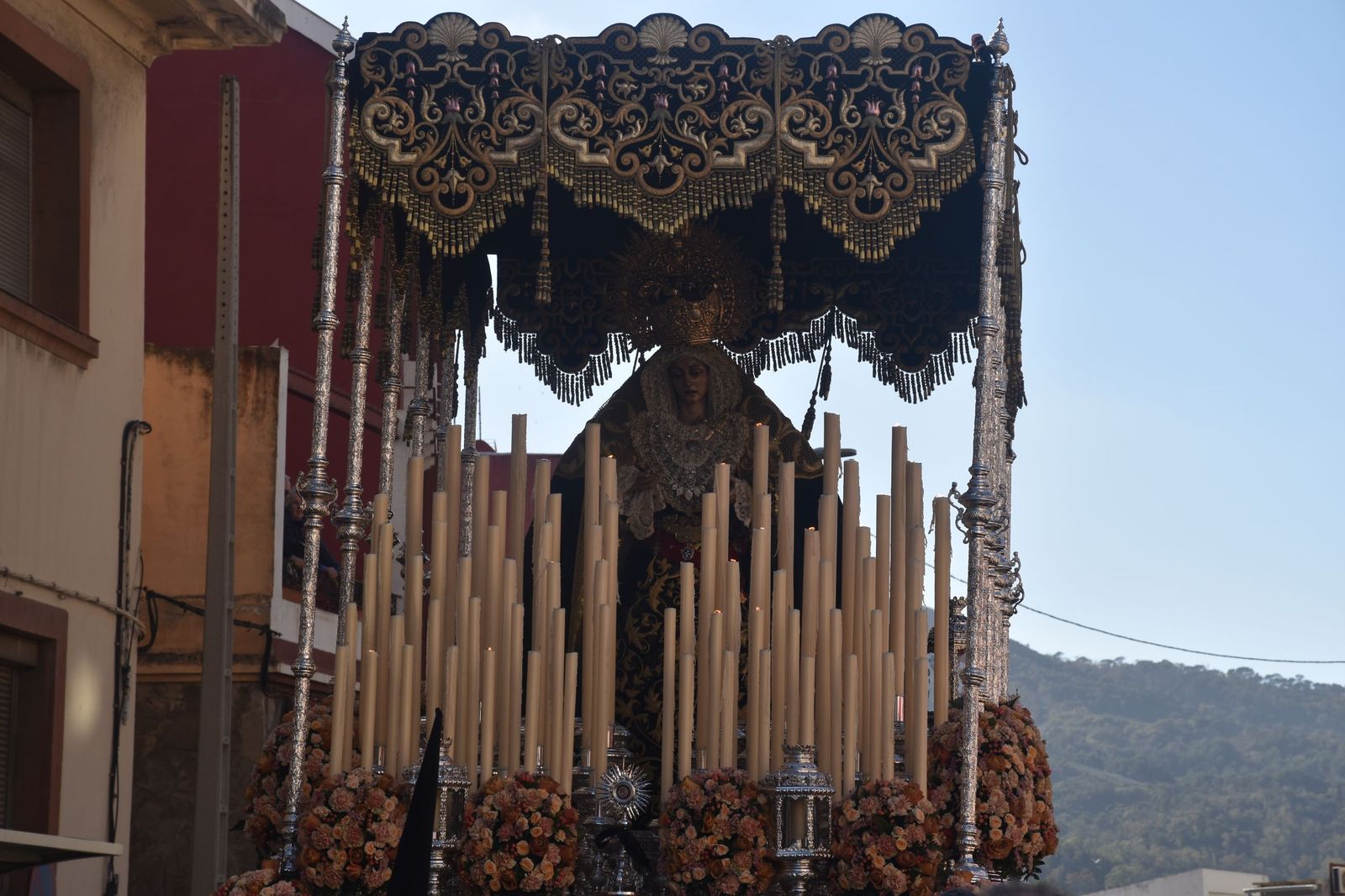 La Amargura: andares de barrio para un Miércoles Santo soleado