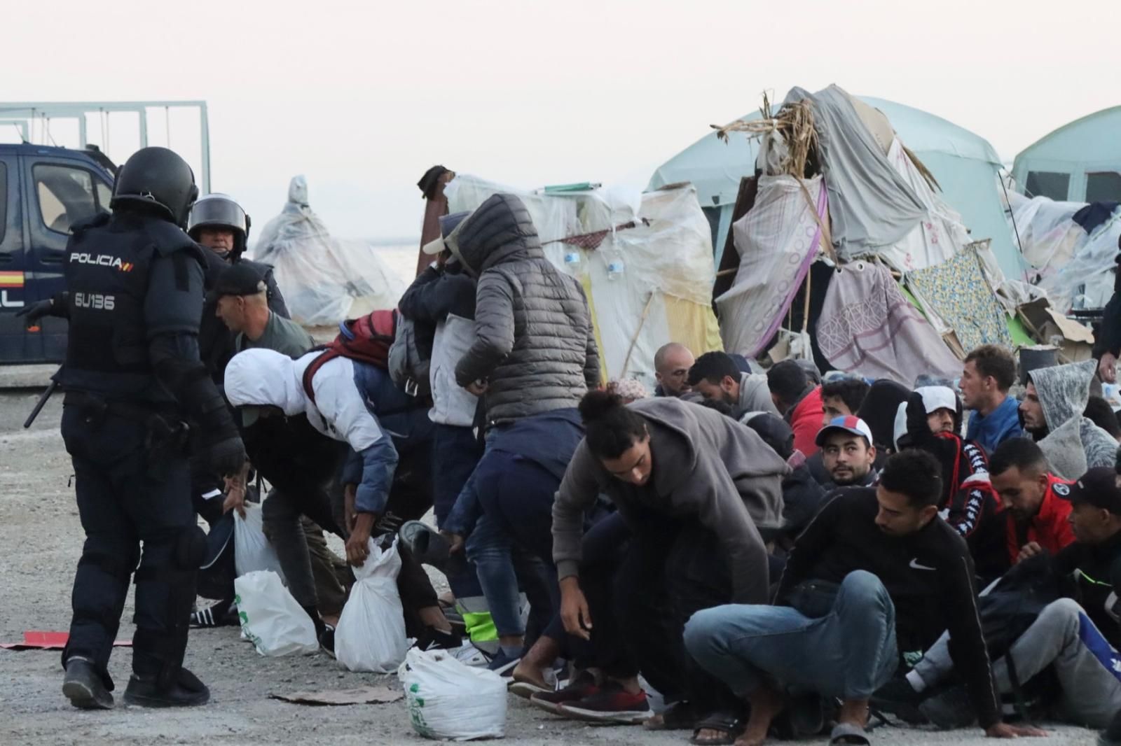 La Policía Nacional inicia el desalojo del Guano, último gran asentamiento ilegal de inmigrantes de Ceuta