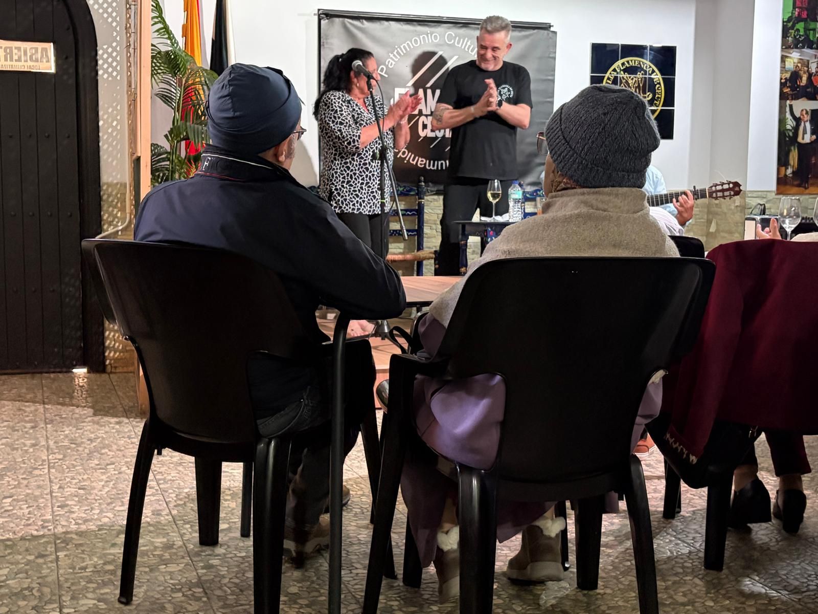 Madre e hijo disfrutando el pasado domingo del cante de ‘Charrina’, el toque de Juanma de Barbate y las palmas de ‘Andy’ en la Tertulia.