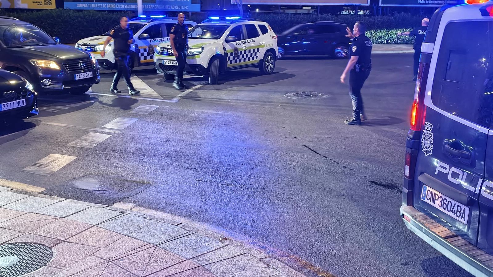 Ciudadanos se manifiestan en las barriadas de la ciudad contra la gestión de la crisis