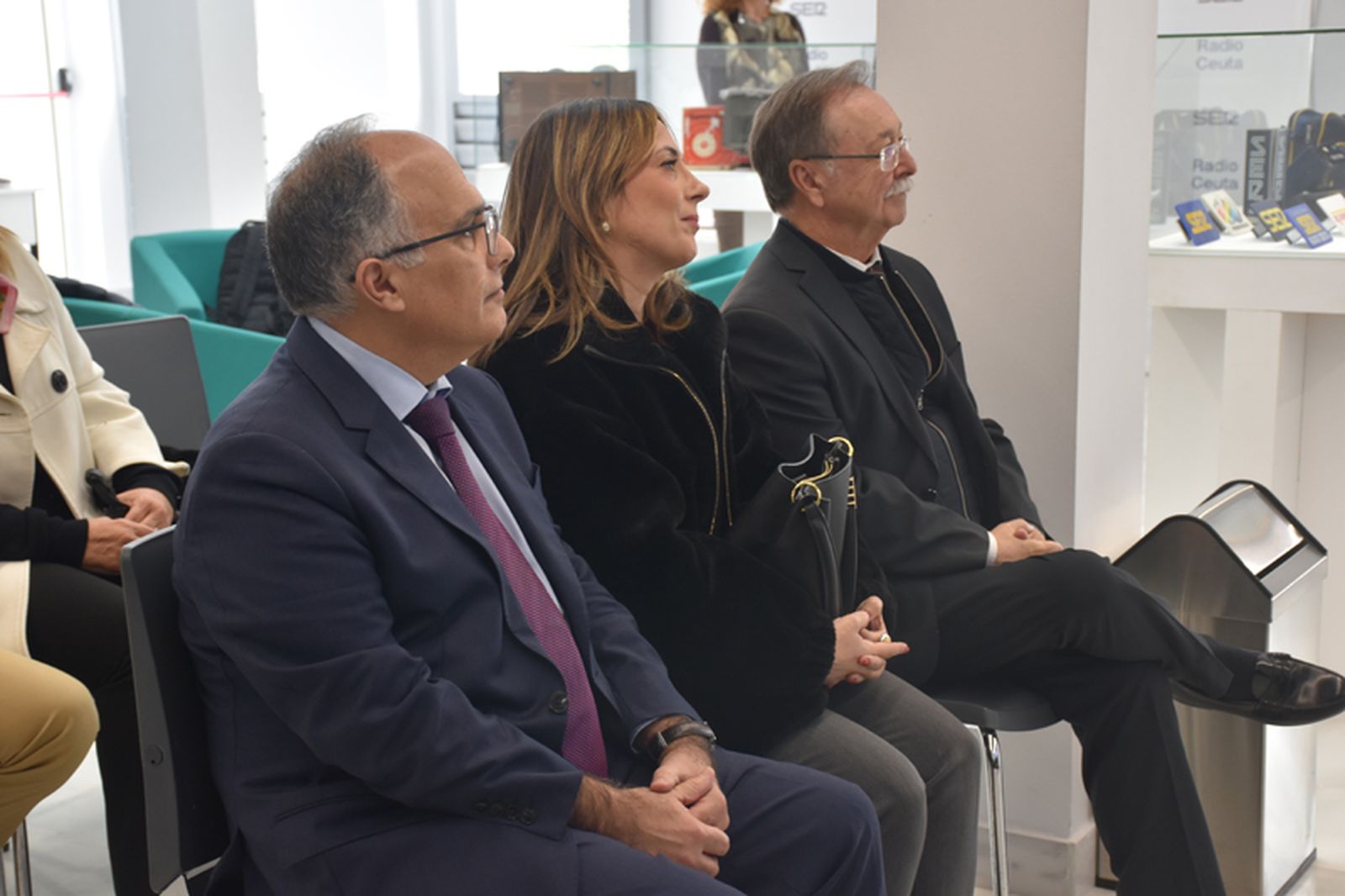 Los consejeros de Gobernación y de Cultura, Alberto Gaitán y Pilar Orozco respectivamente, junto al presidente, Juan Vivas. / FOTO G.S.