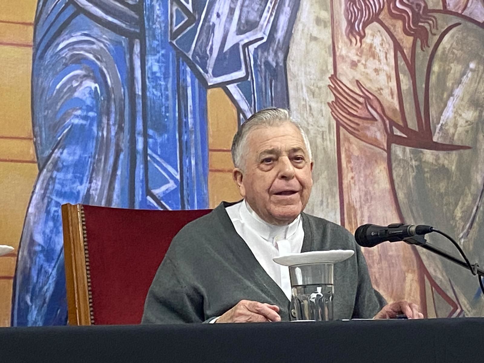 El padre Secundino durante la charla.