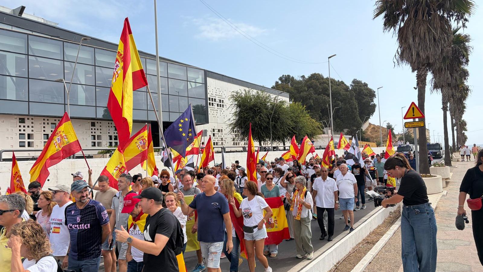 Miles de ceutíes marchan hacia el Tarajal en defensa de la ciudad
