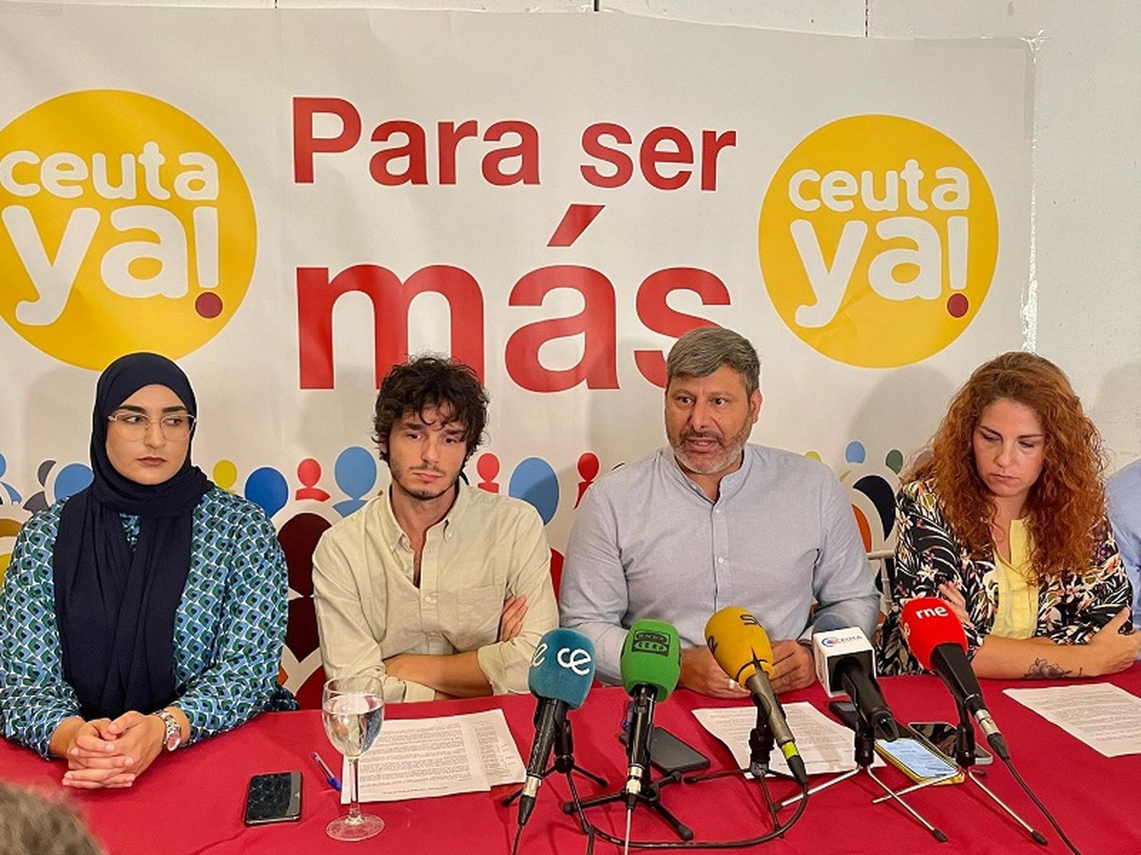 De izquierda a derecha Fatima Sohora, Julio Basurco, Mohamed Mustafa y Julia Ferreras. / FOTO REDUAN