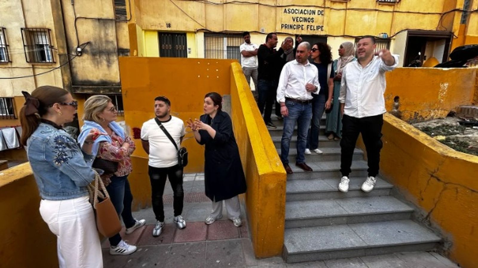 Miembros del PSOE visitando la barriada Príncipe Felipe hace unas semanas