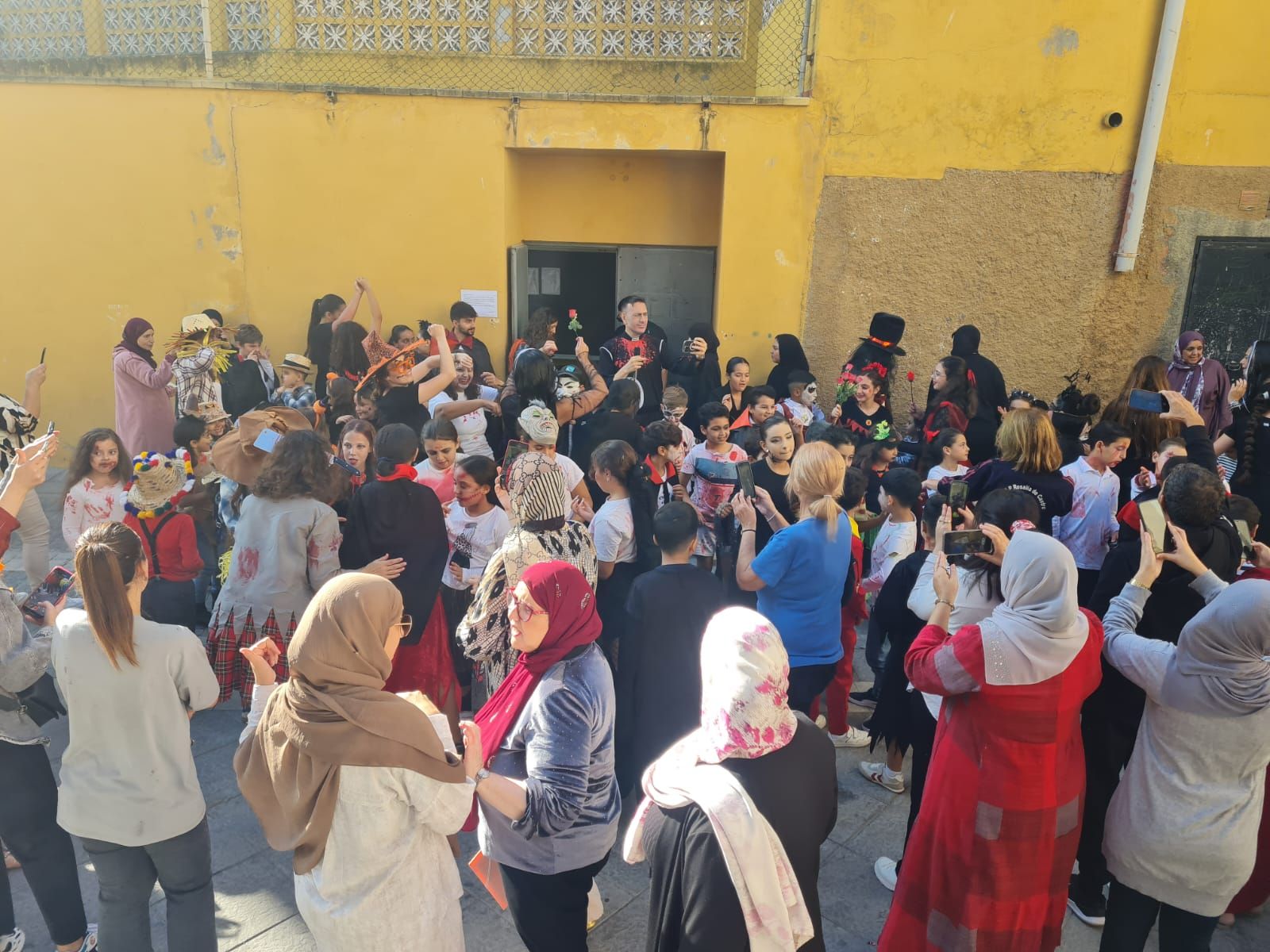 FOTOGALERÍA | El CEIP Rosalía de Castro lleva la magia de Halloween a las calles de la barriada con un pasacalles