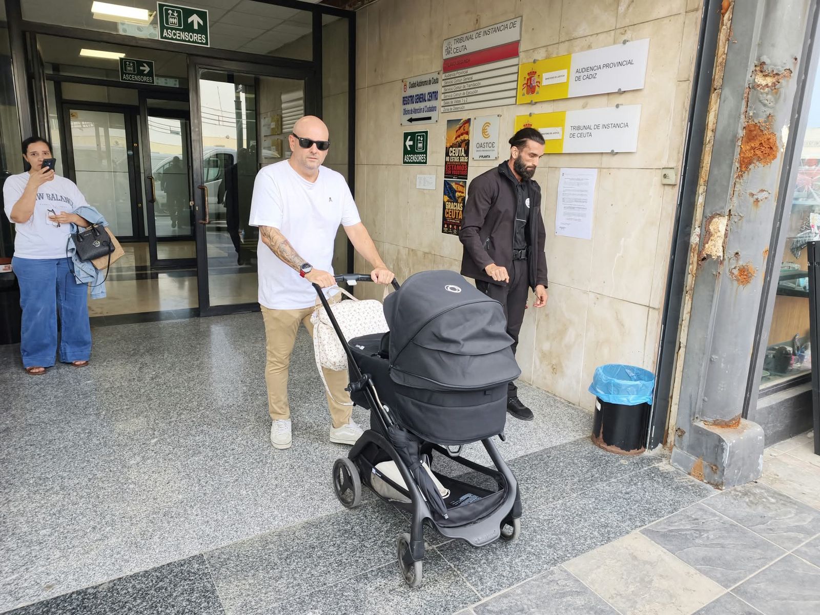 Obligan a un policía de baja paternal a declarar en Ceuta con su bebé