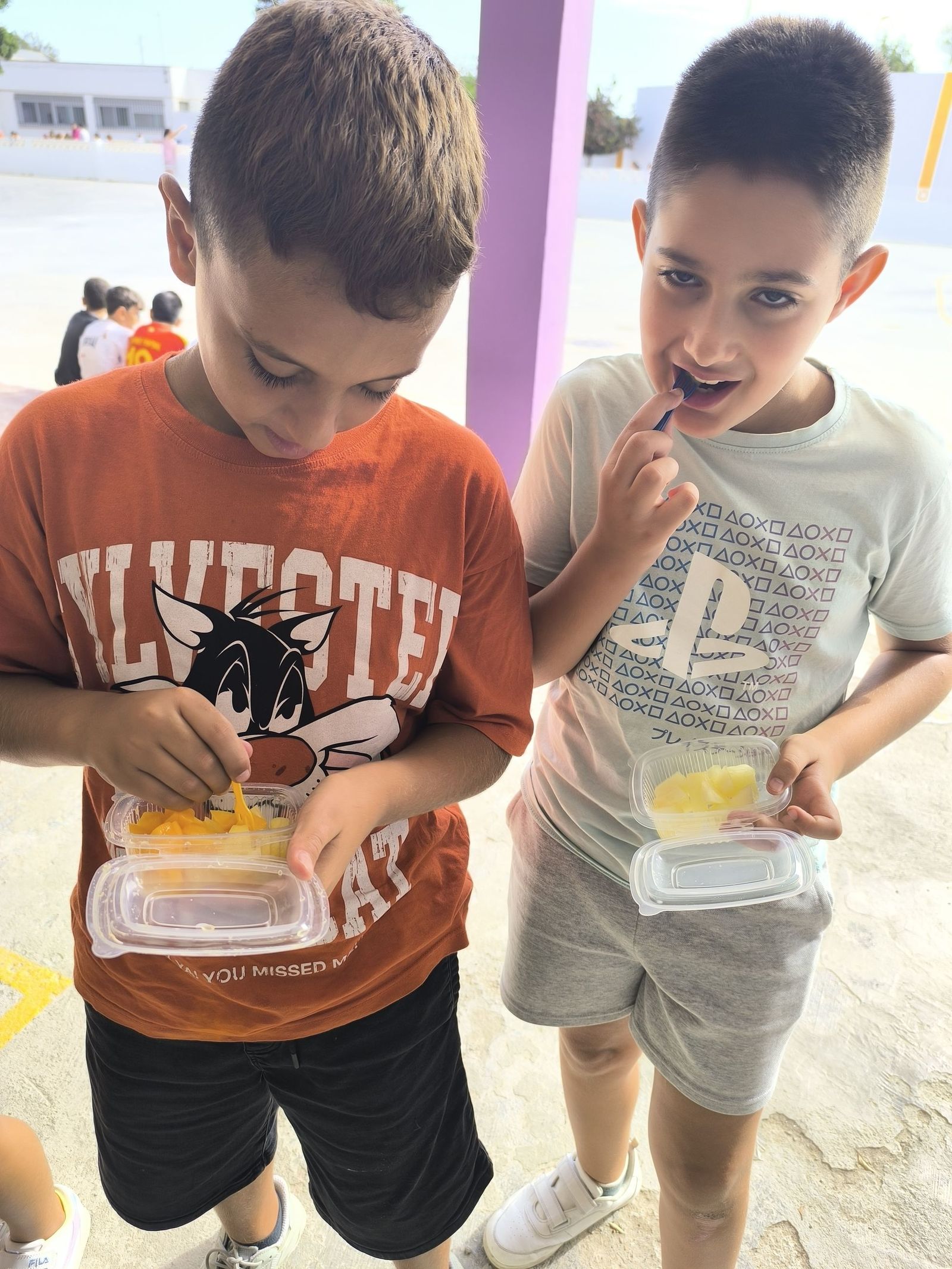 El Colegio Rey Juan Carlos I impulsa con el AMPA los “Martes locos por la fruta” para fomentar hábitos saludables