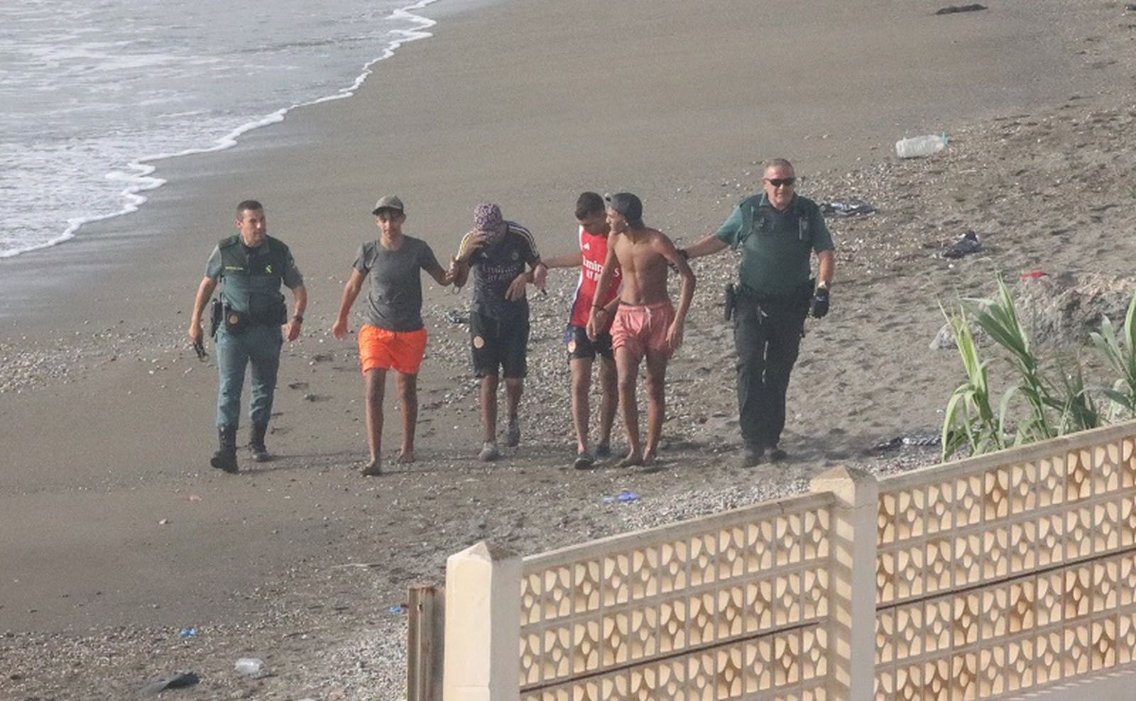 Dos Guardias Civiles custodiando a varios jóvenes que acababan de entrar a Ceuta hace semanas. / FOTO REDUAN