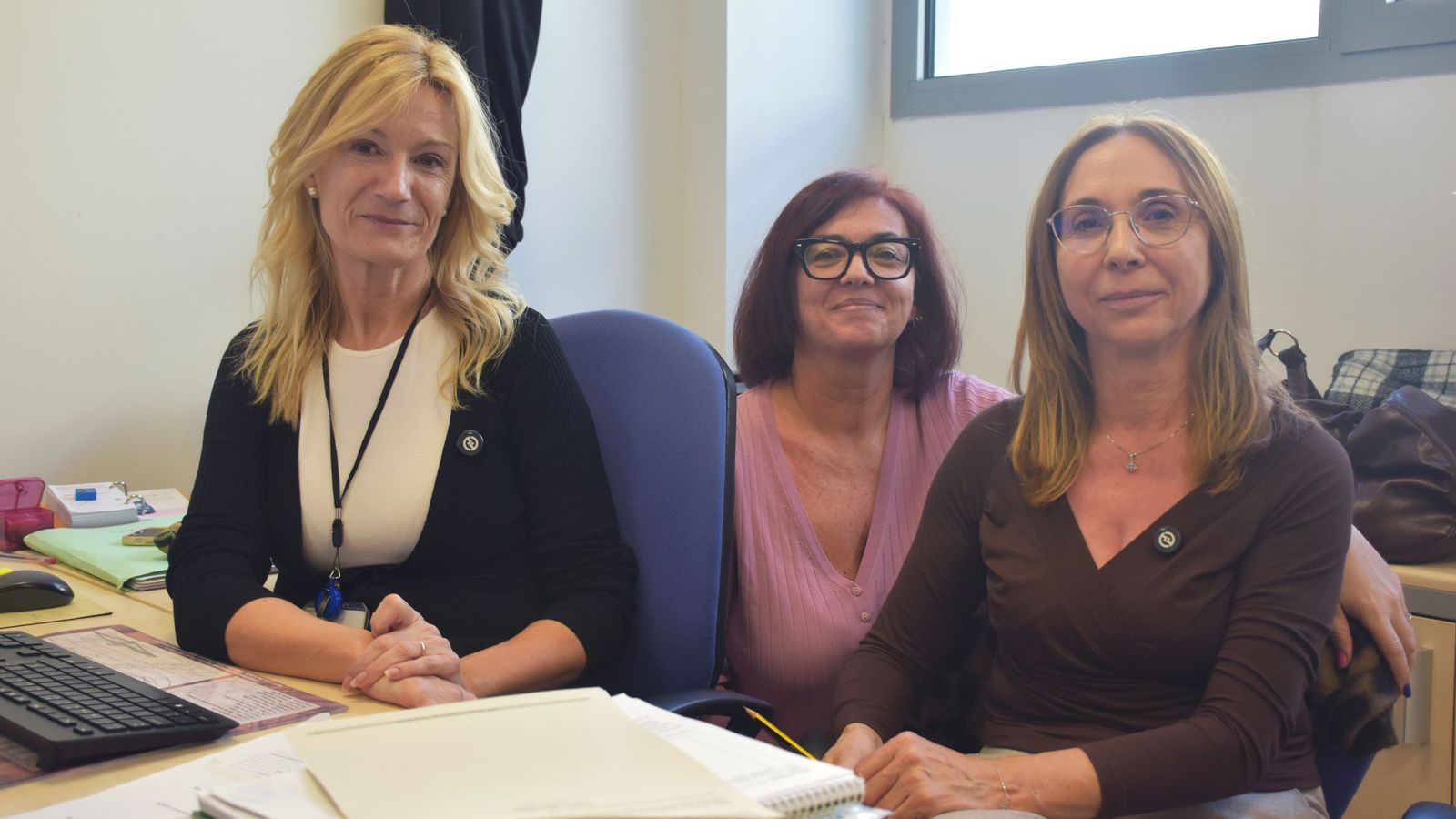 De izquierda a derecha: la jefa del departamento de Suministro del HUCE, Catalina Díaz, posa junto a sus dos compañeras Inmaculada Domínguez y Antonia Valverde