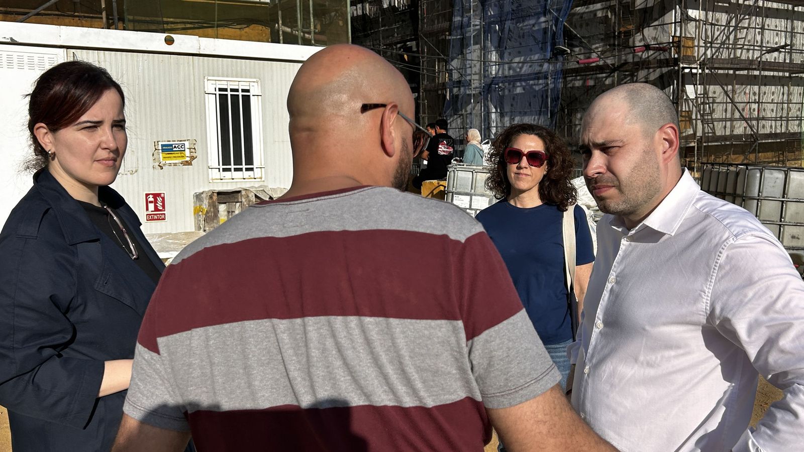 Triano hablando con vecinos del Príncipe Felipe