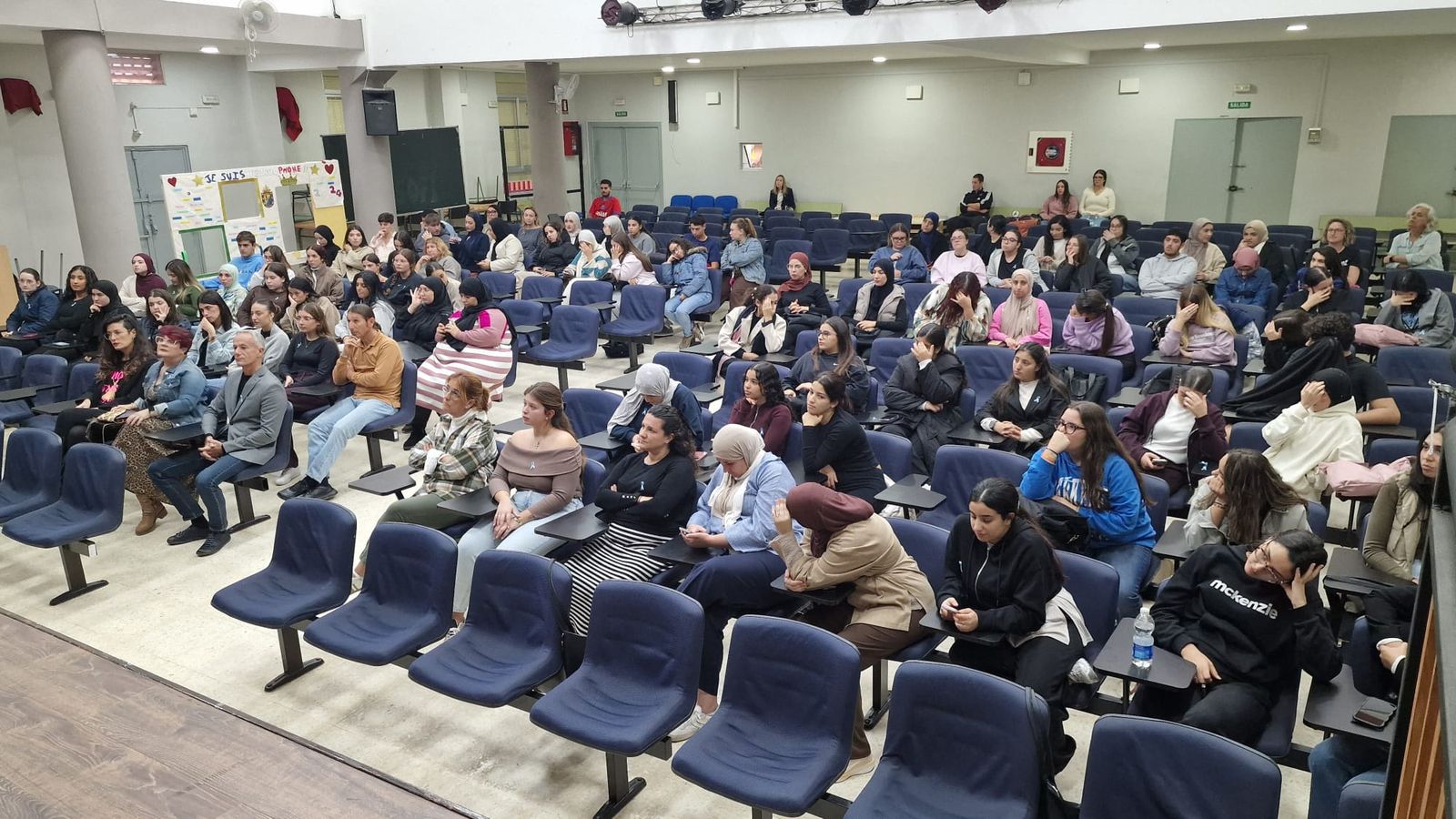 Decenas de alumnos se acercaron a las jornadas en el salón de actos del IES Abyla