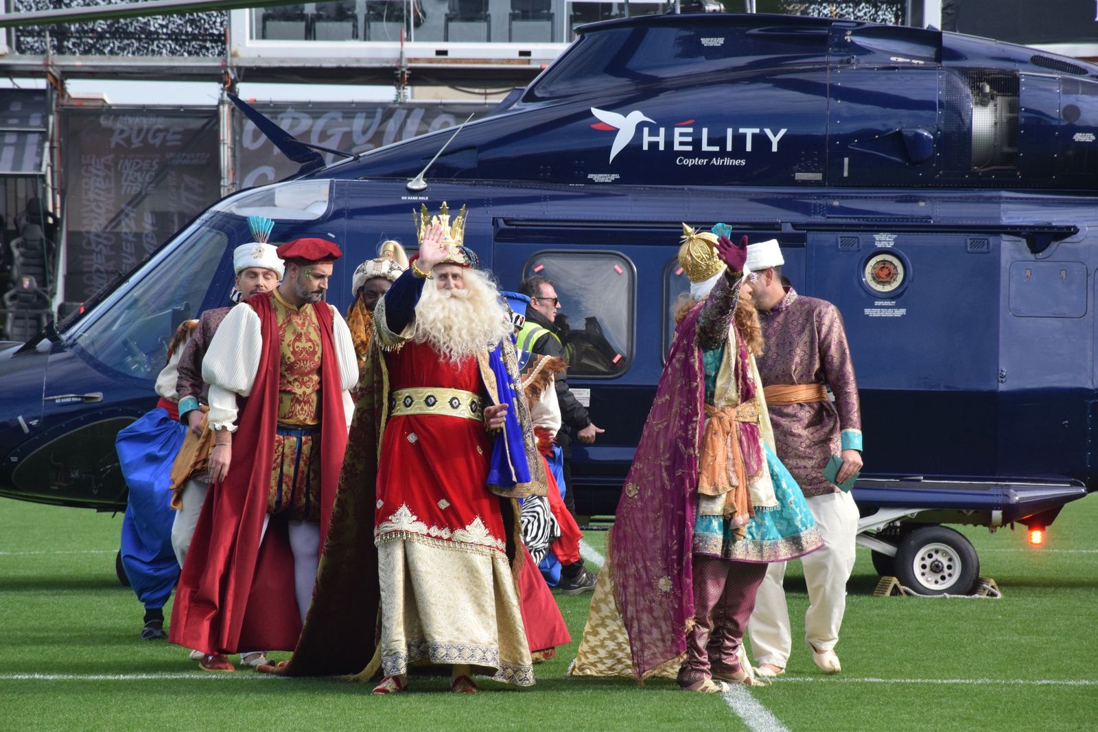 Los Reyes Magos aterrizan en el Alfonso Murube horas antes de la cabalgata