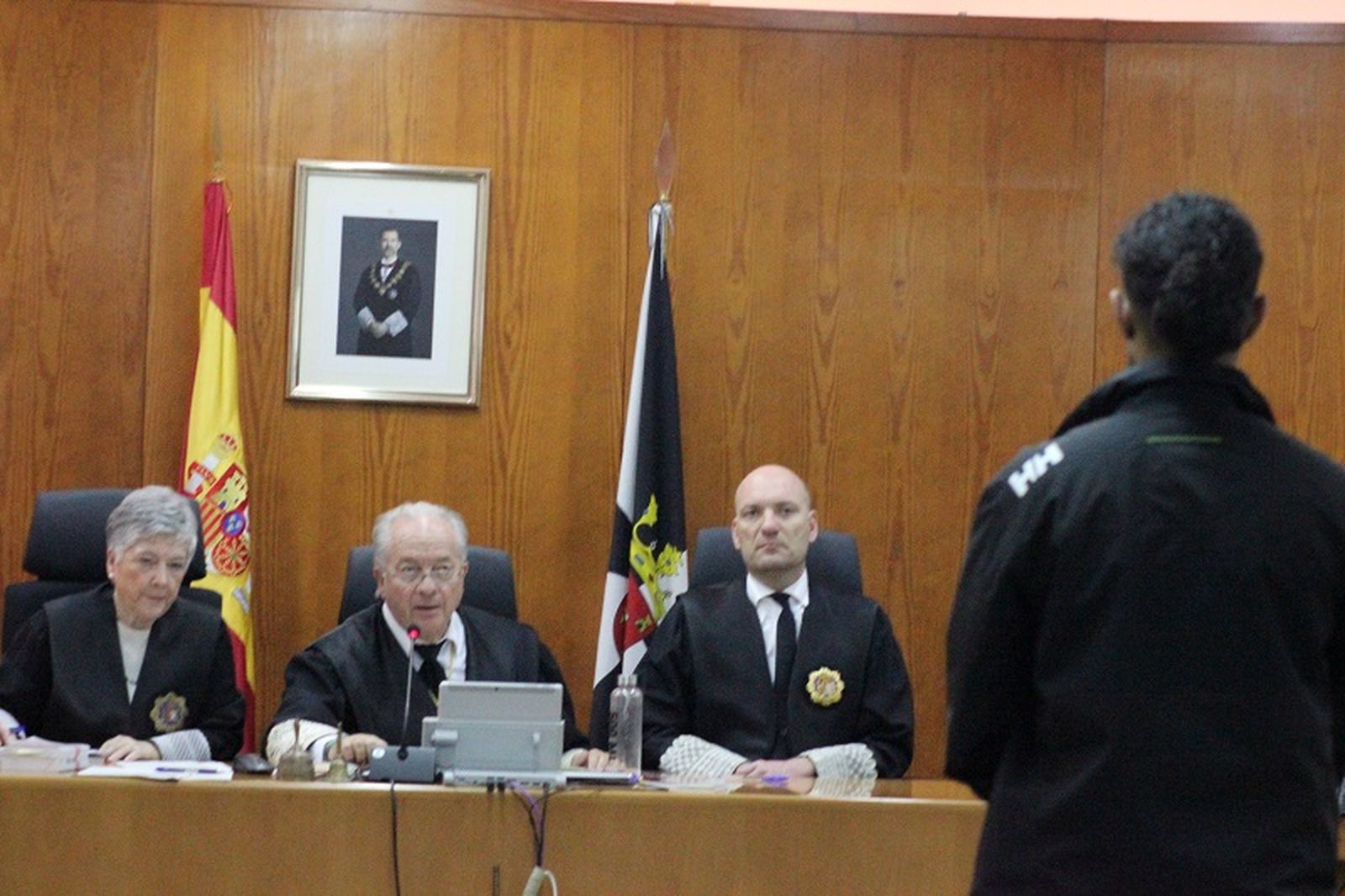 El acusado declara ante el tribunal. / FOTO S.C.